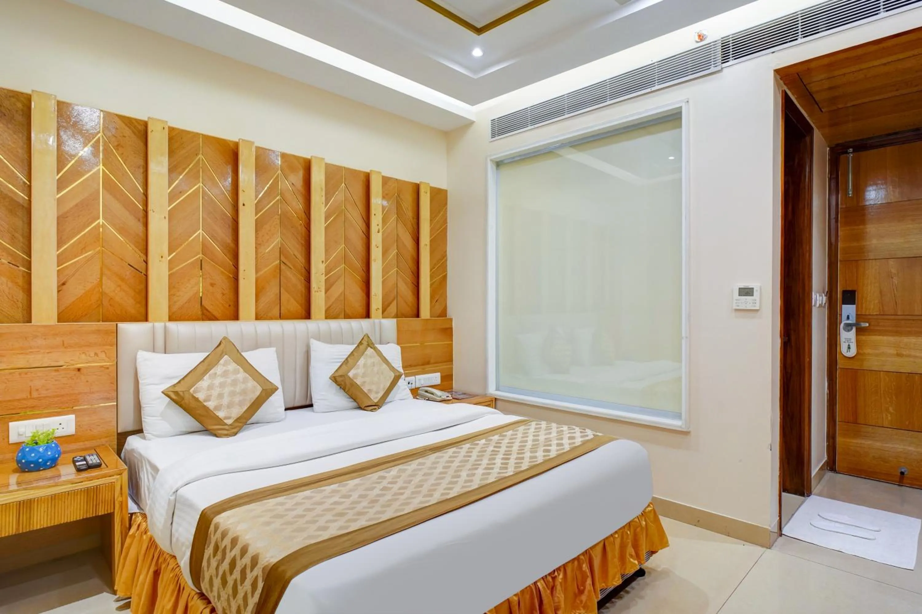 Bed in Hotel Gold Palace - 03 Mins Walk From New Delhi Railway Station