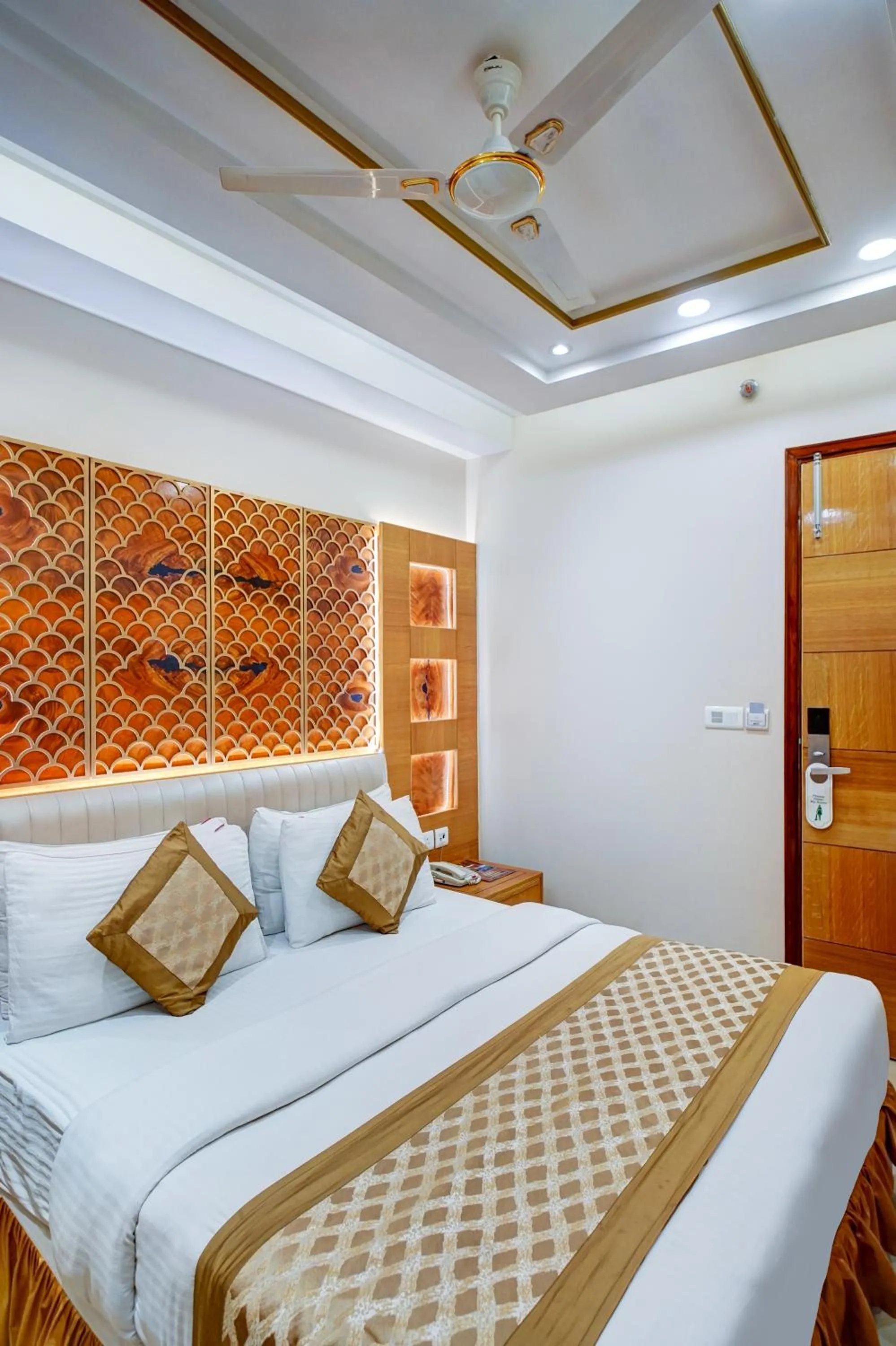 Bedroom, Bed in Hotel Gold Palace - 03 Mins Walk From New Delhi Railway Station