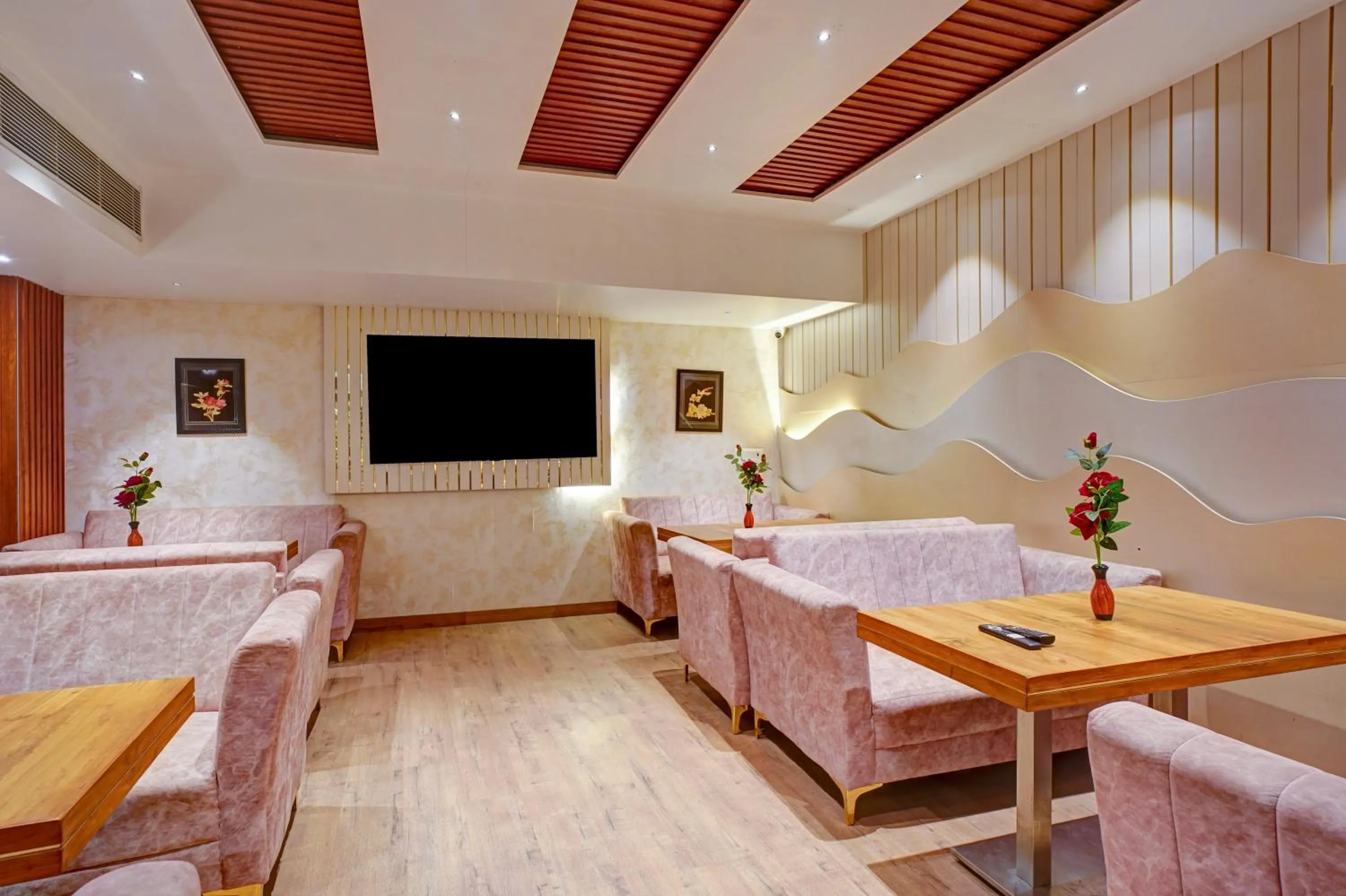 Communal lounge/ TV room in Hotel Gold Palace - 03 Mins Walk From New Delhi Railway Station