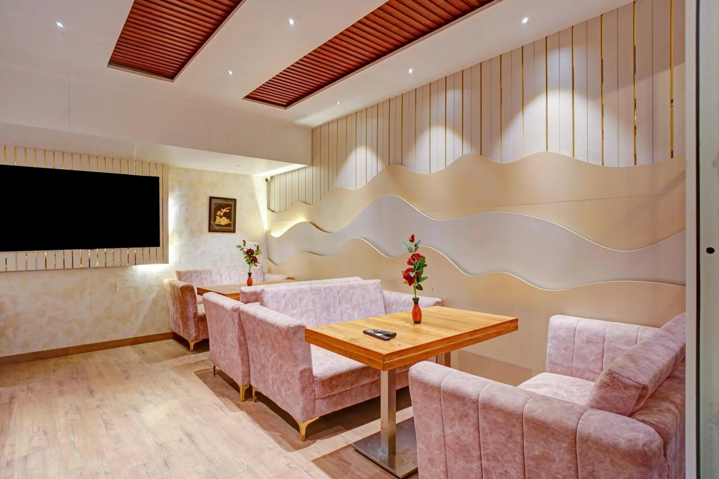 TV and multimedia in Hotel Gold Palace - 03 Mins Walk From New Delhi Railway Station