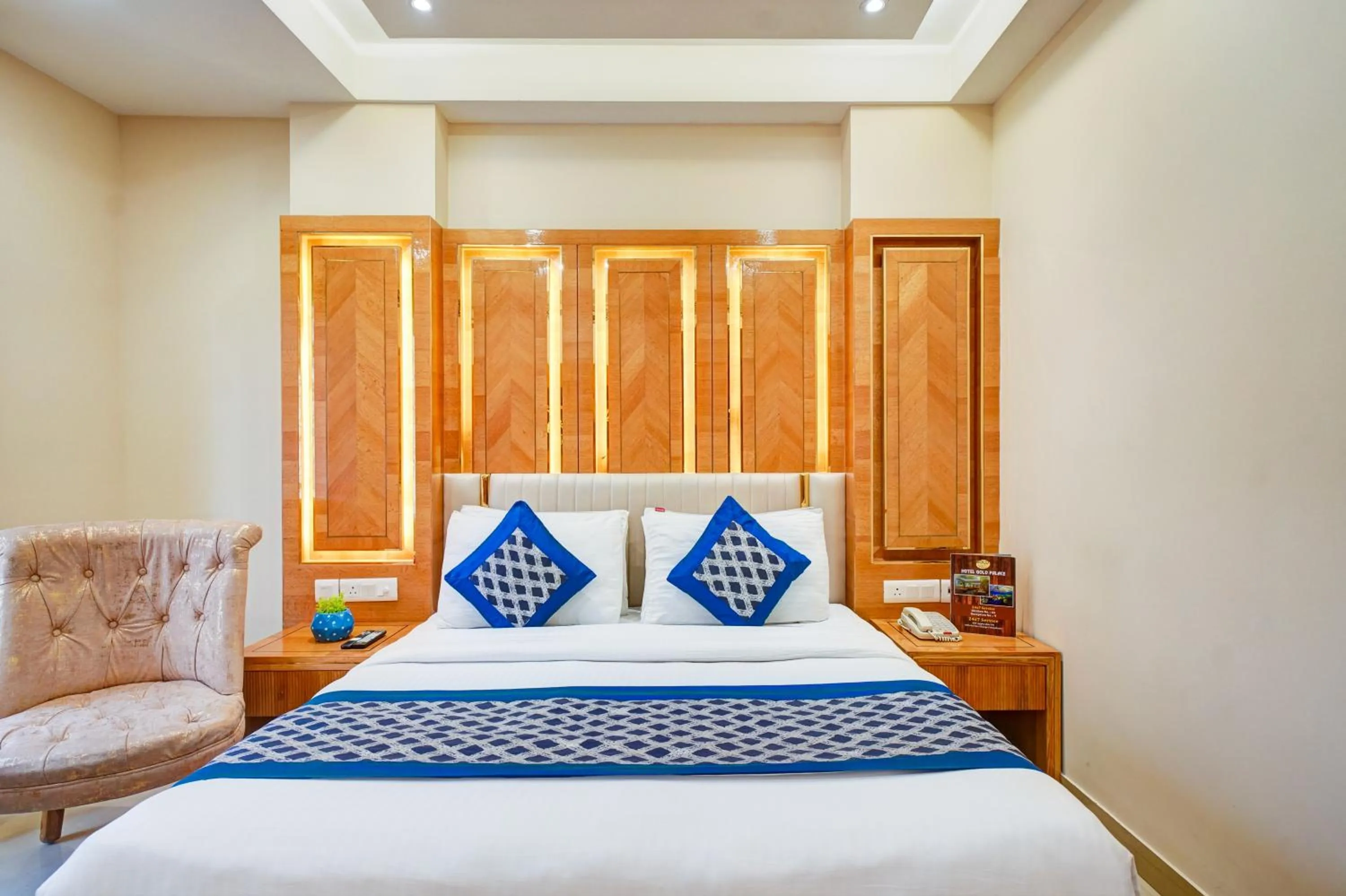 Bedroom, Bed in Hotel Gold Palace - 03 Mins Walk From New Delhi Railway Station