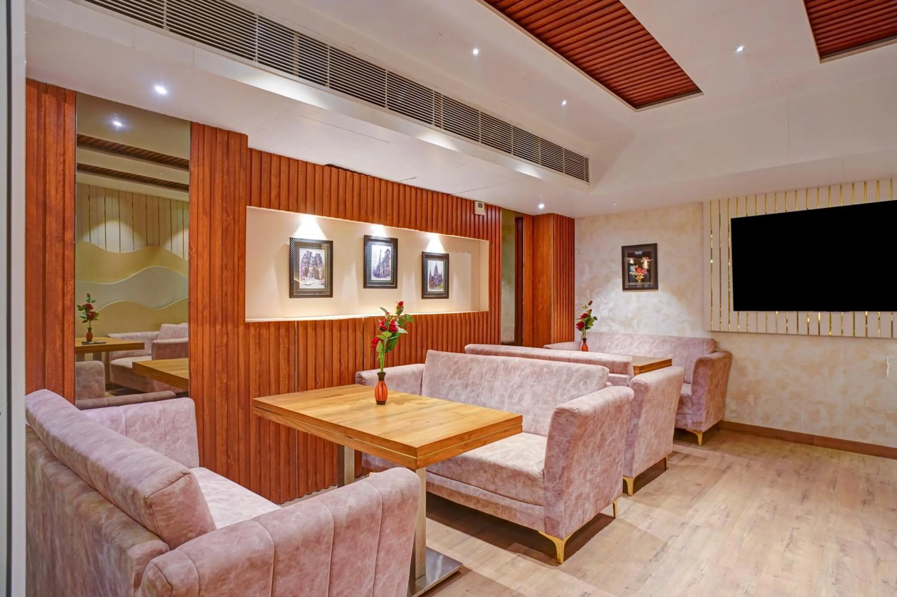 TV and multimedia, Bed in Hotel Gold Palace - 03 Mins Walk From New Delhi Railway Station