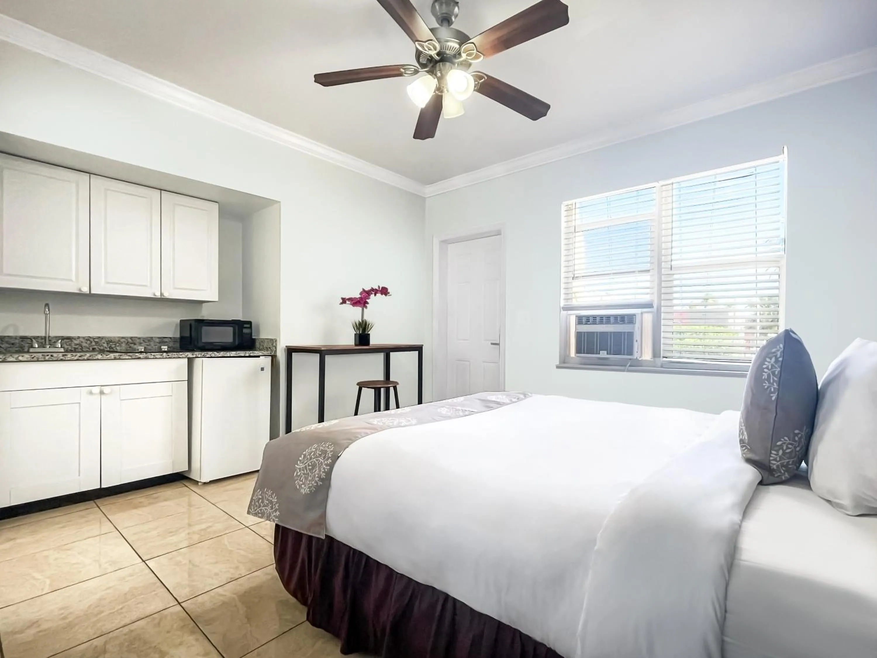 Bedroom, Bed in Hollywood Beach Seaside