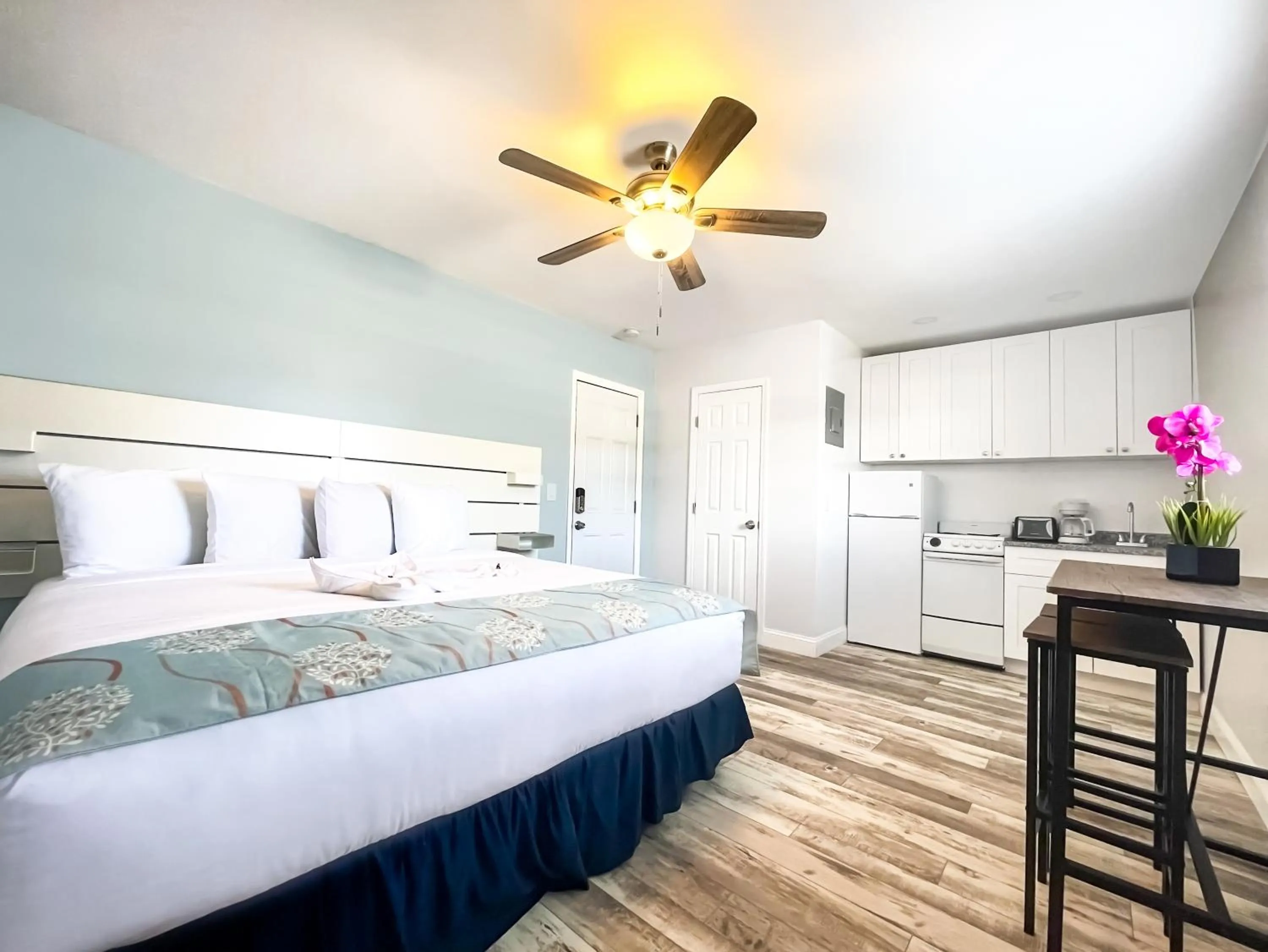 Kitchen or kitchenette, Bed in Hollywood Beach Seaside