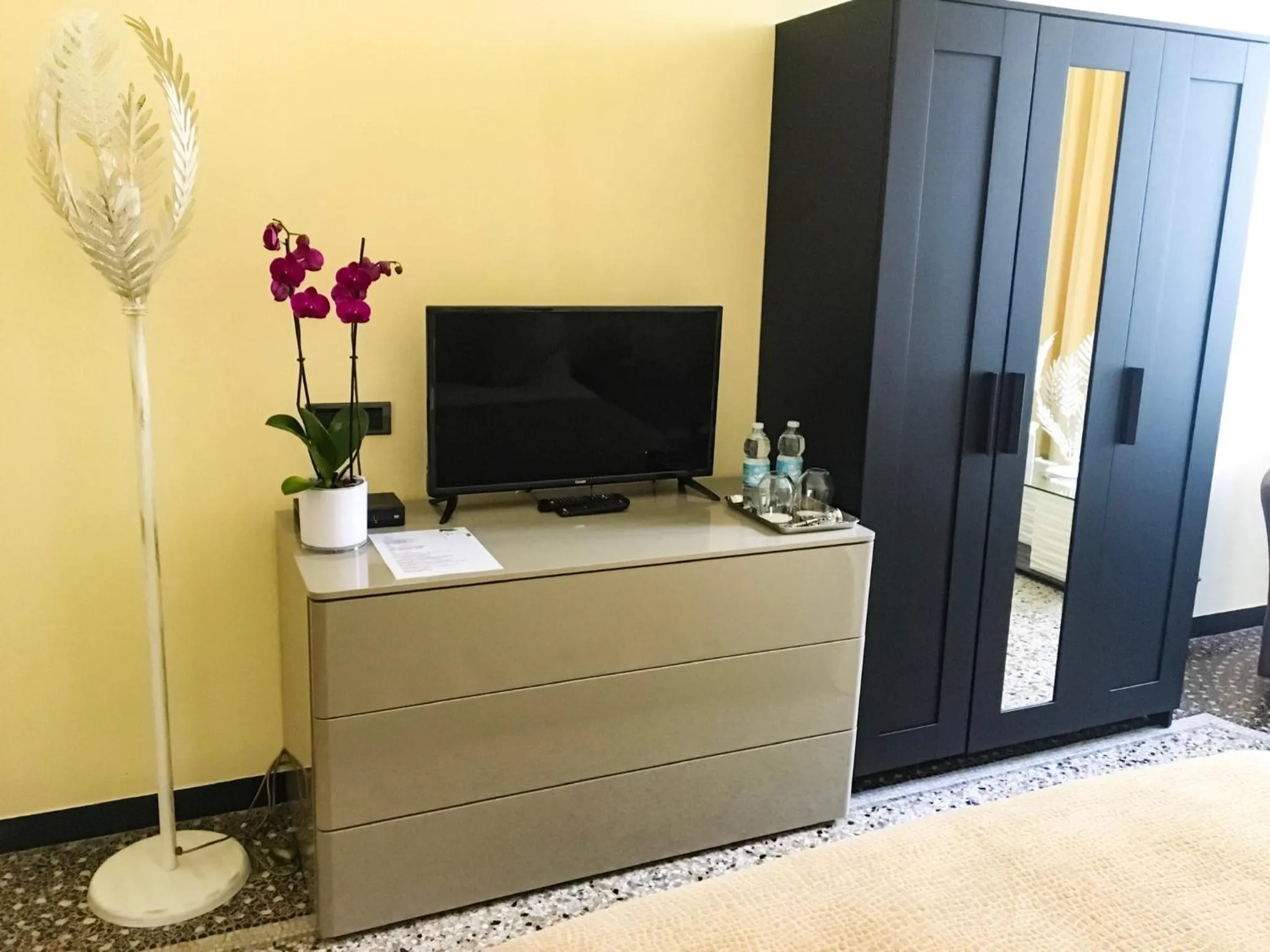 TV and multimedia, TV/Entertainment Center in BASILICO Genova