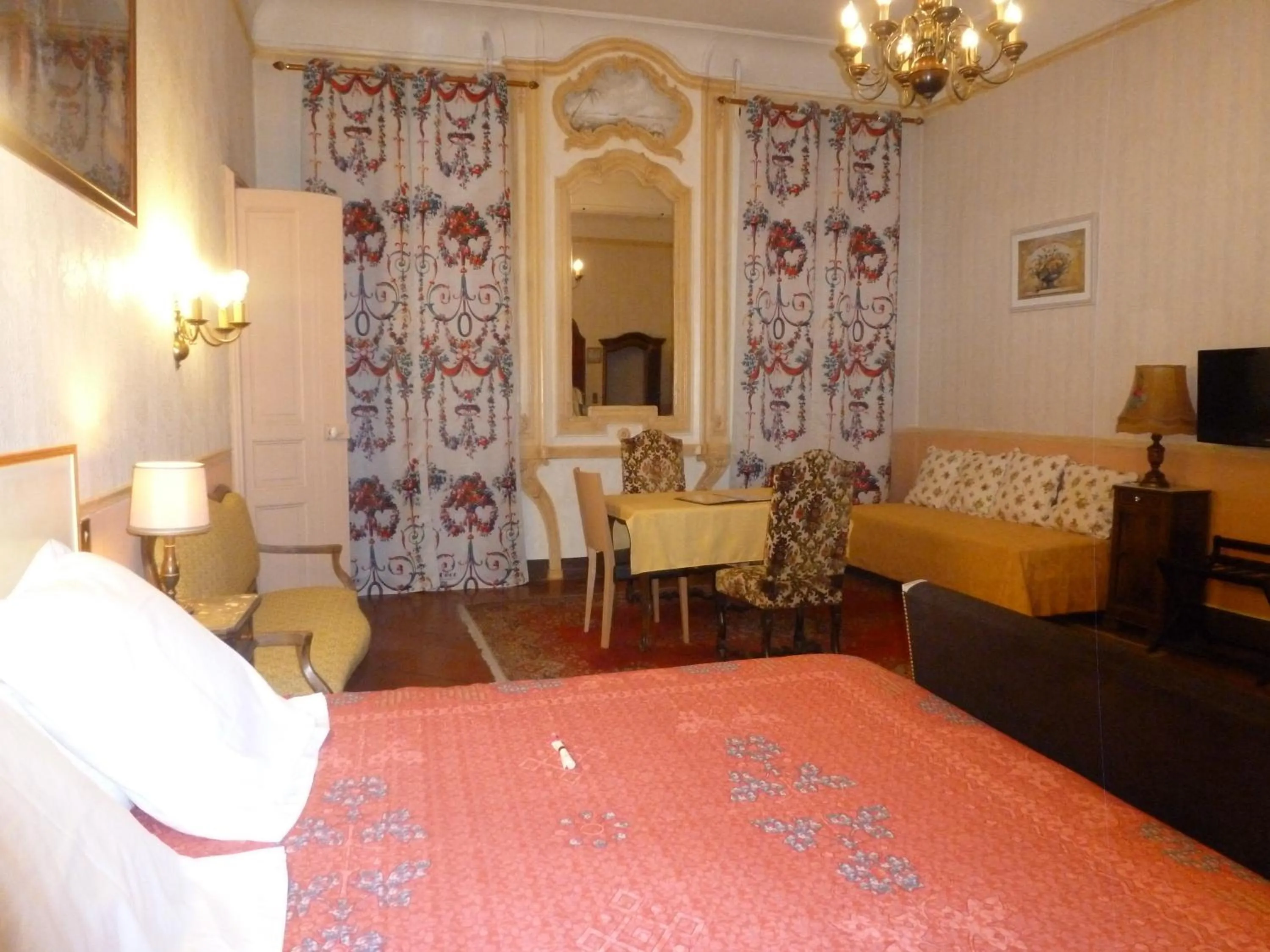 Photo of the whole room, Bed in Hôtel du Fiacre