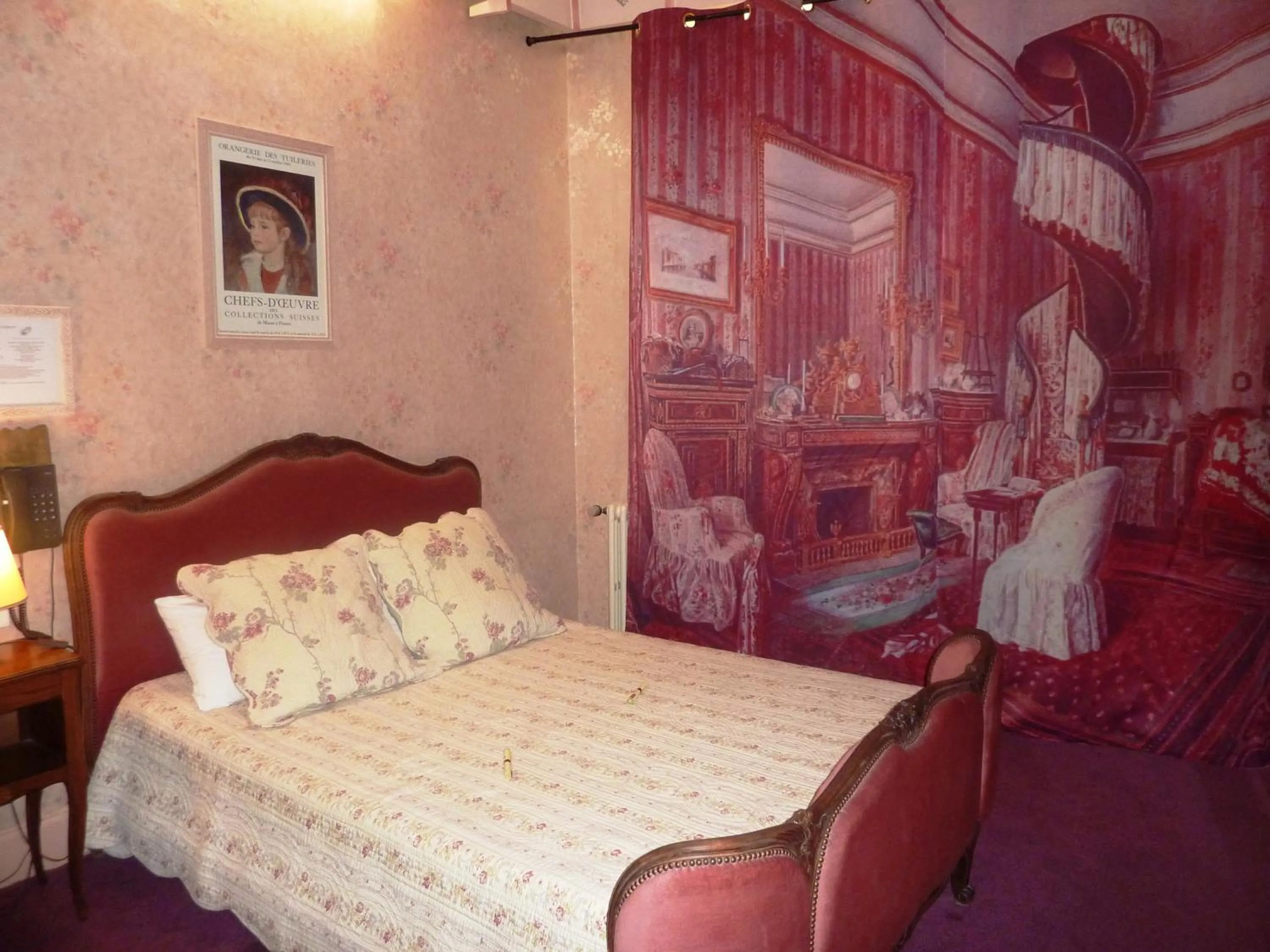 Bed in Hôtel du Fiacre