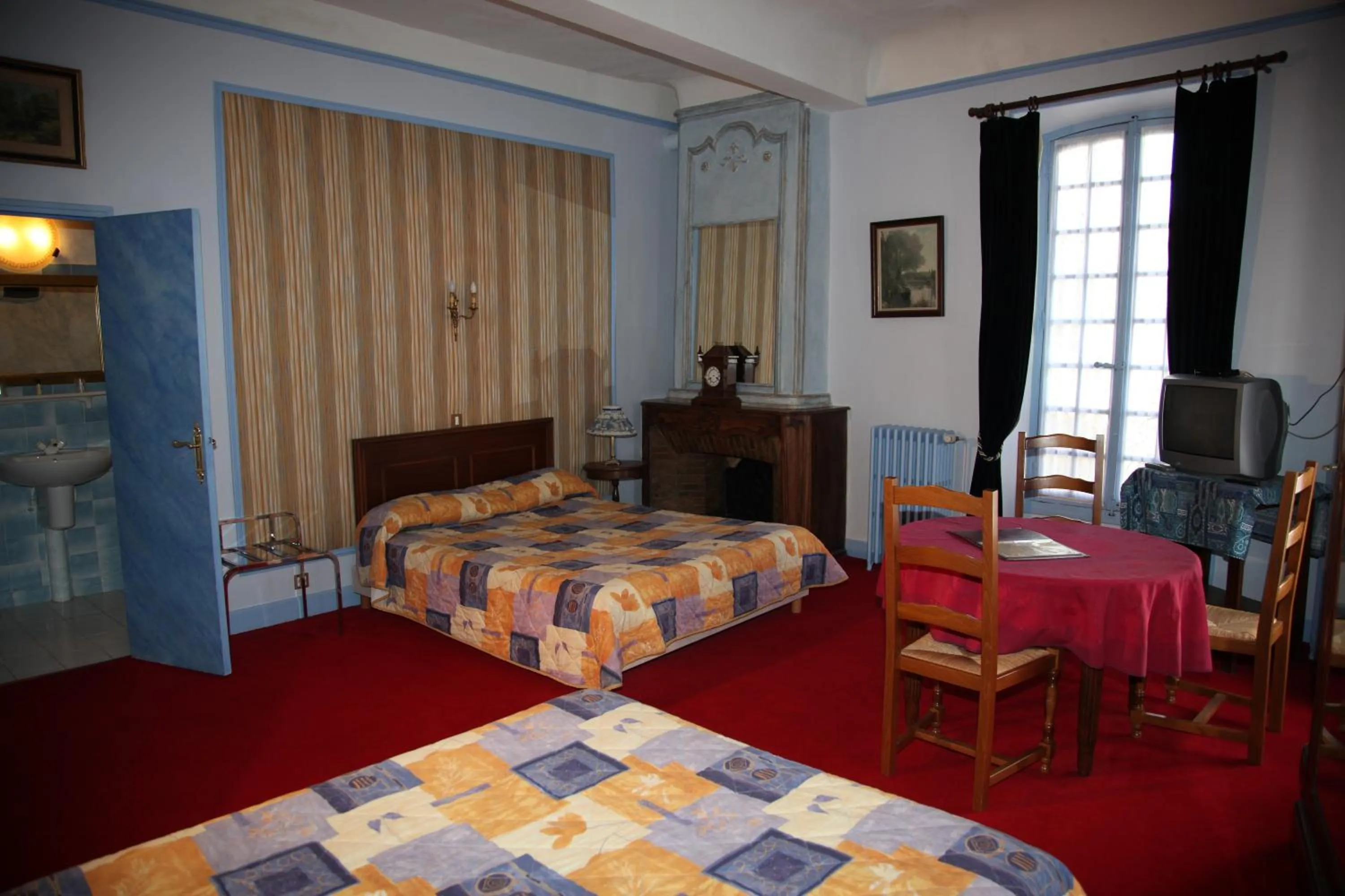 Photo of the whole room, Bed in Hôtel du Fiacre
