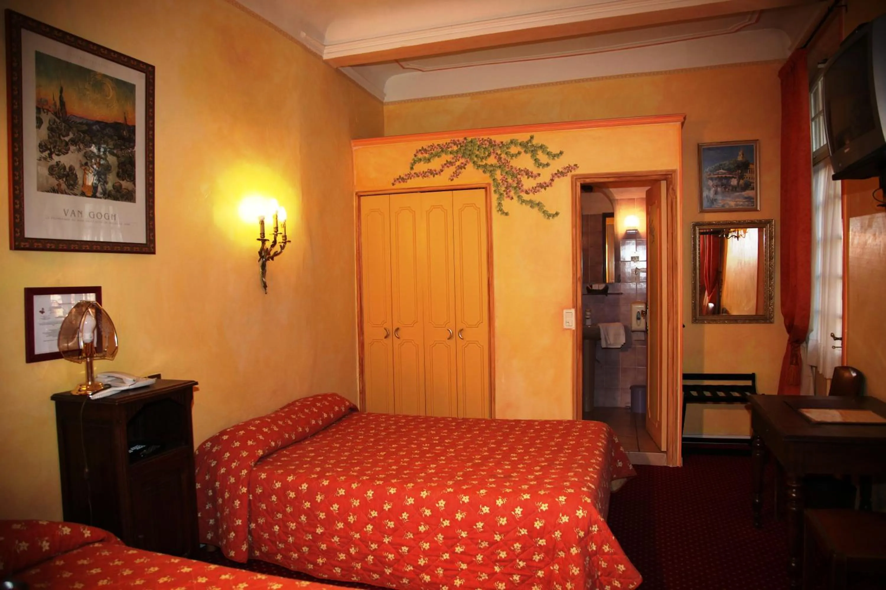 Photo of the whole room, Bed in Hôtel du Fiacre