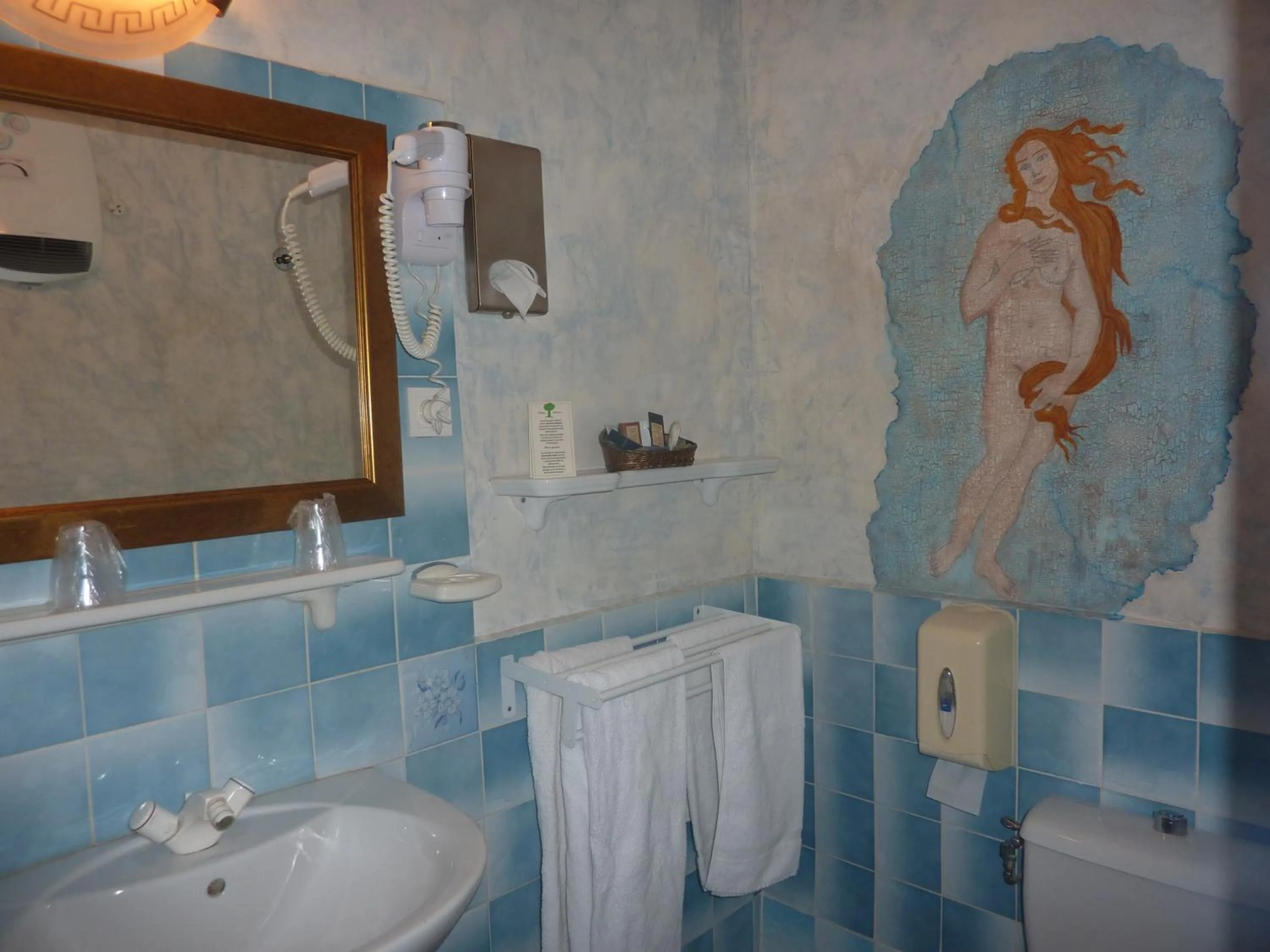 Bathroom in Hôtel du Fiacre