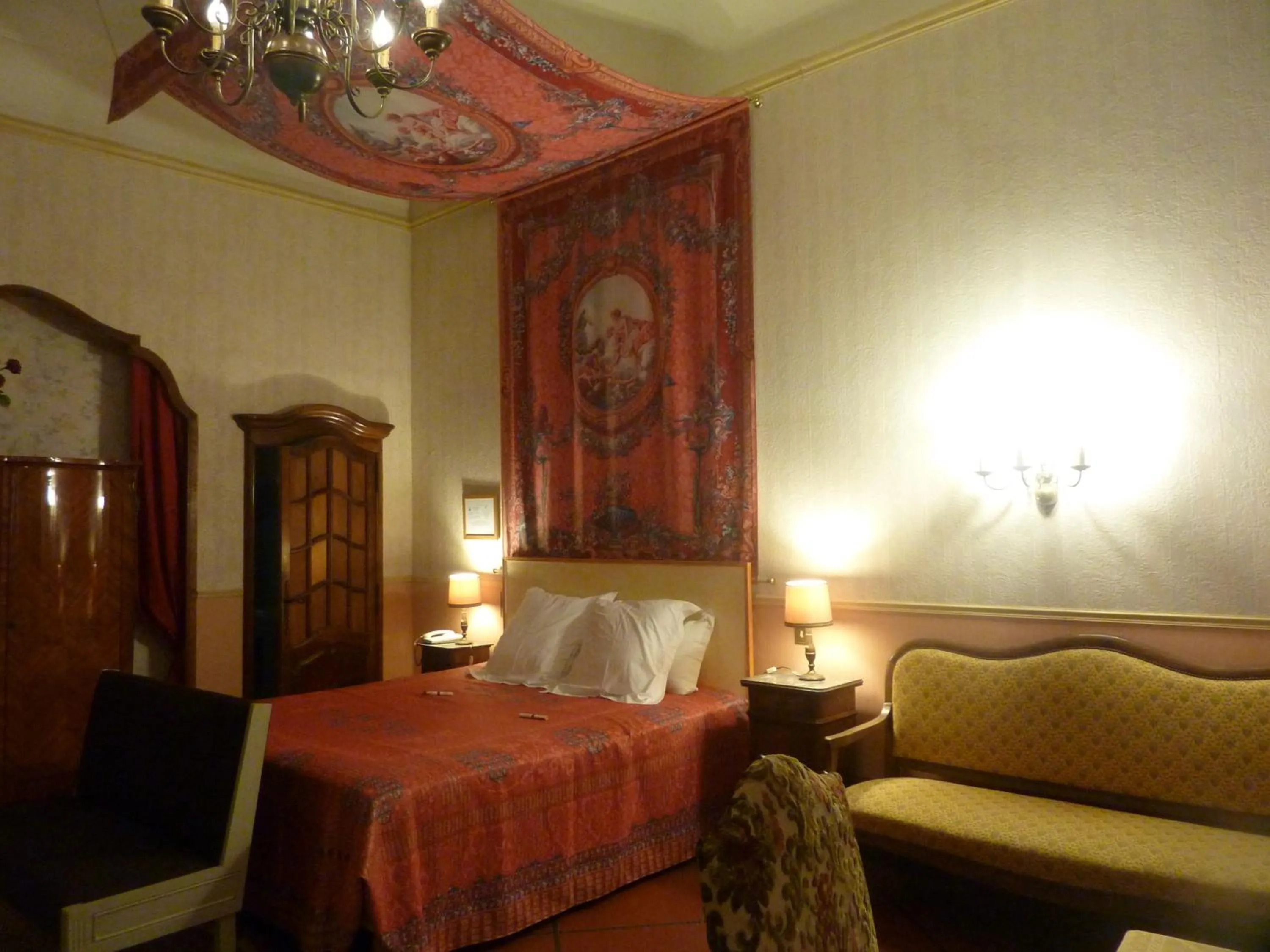 Bed in Hôtel du Fiacre