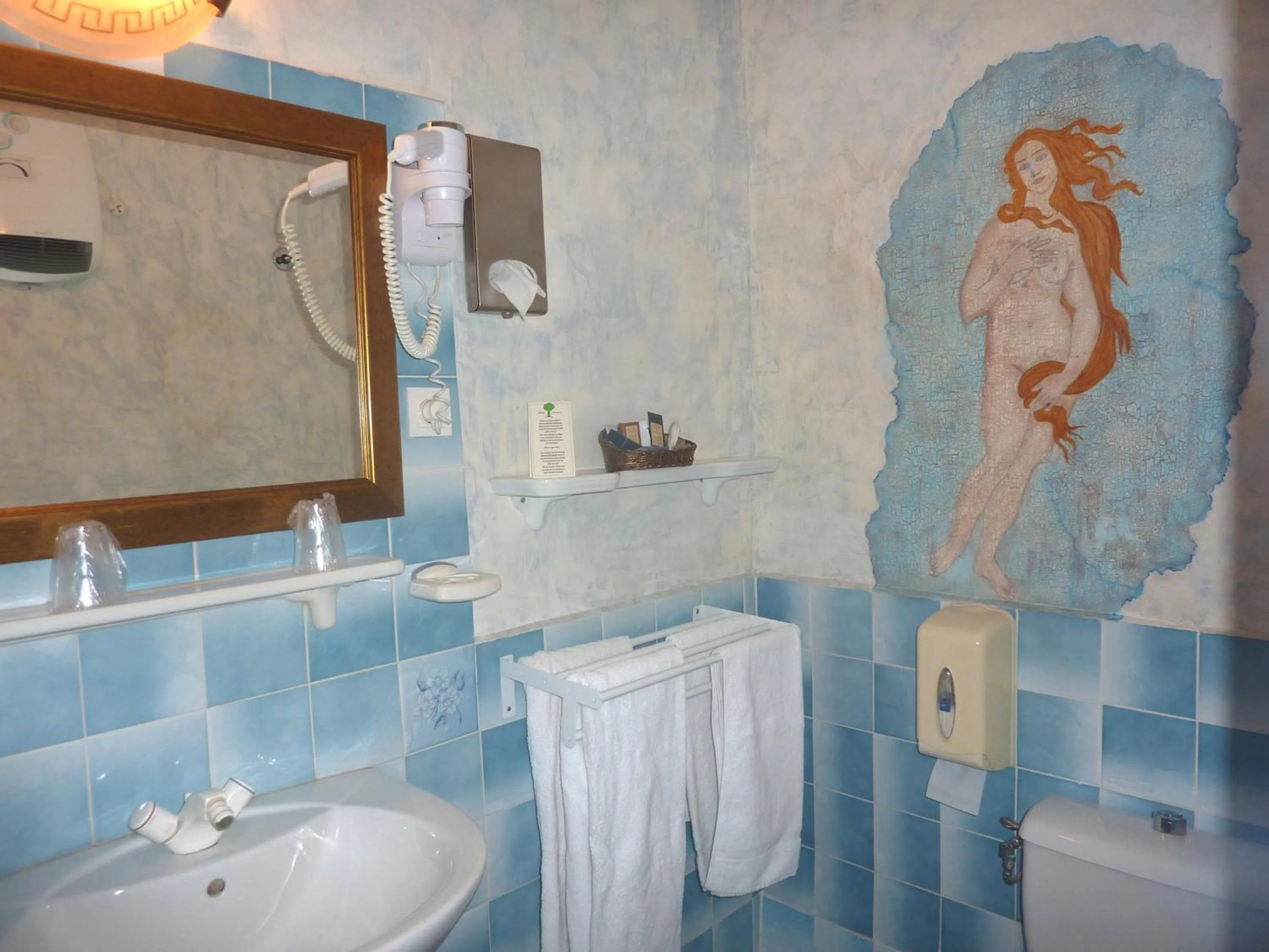 Bathroom in Hôtel du Fiacre