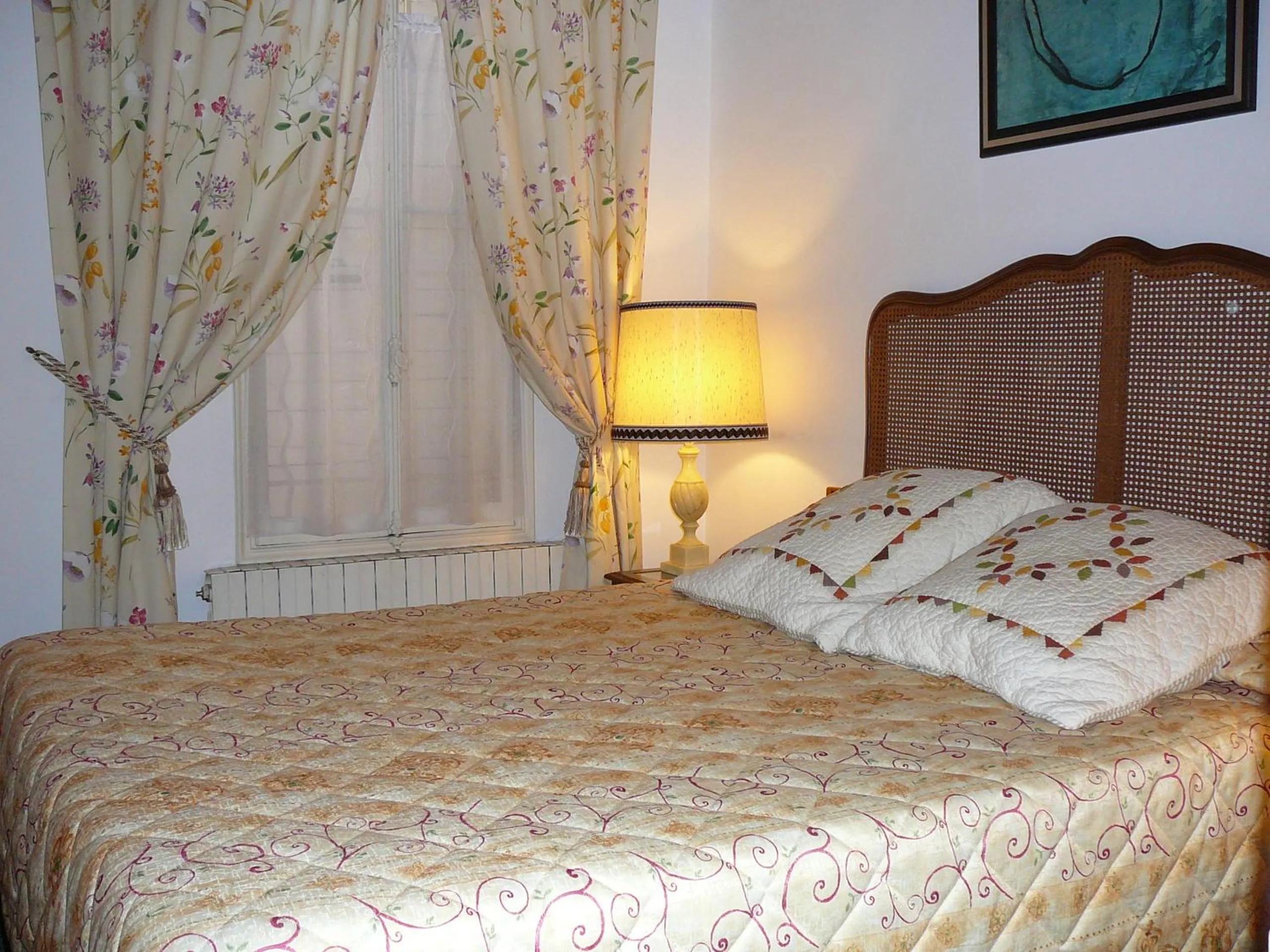 Bed in Hôtel du Fiacre