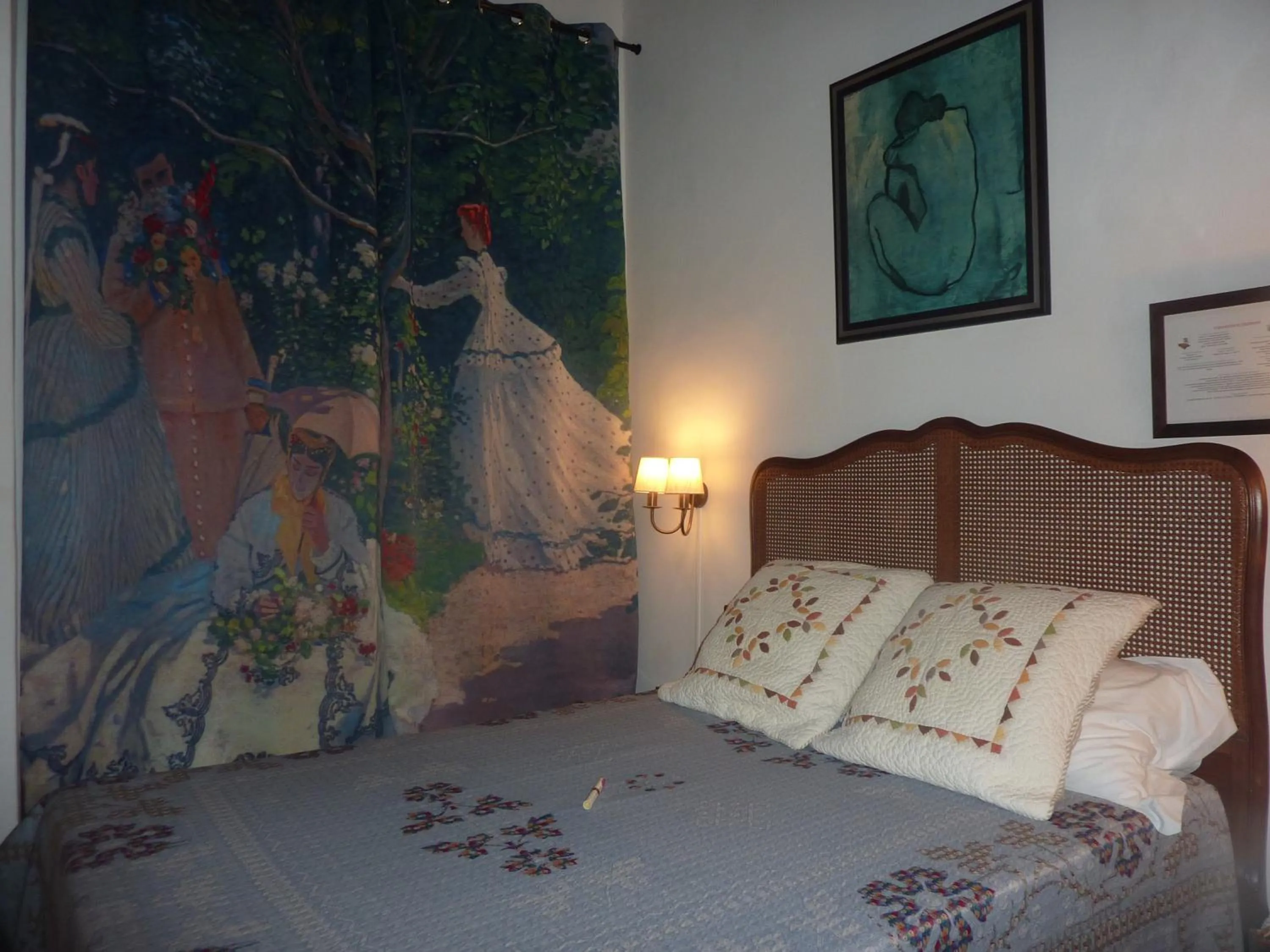 Bed in Hôtel du Fiacre