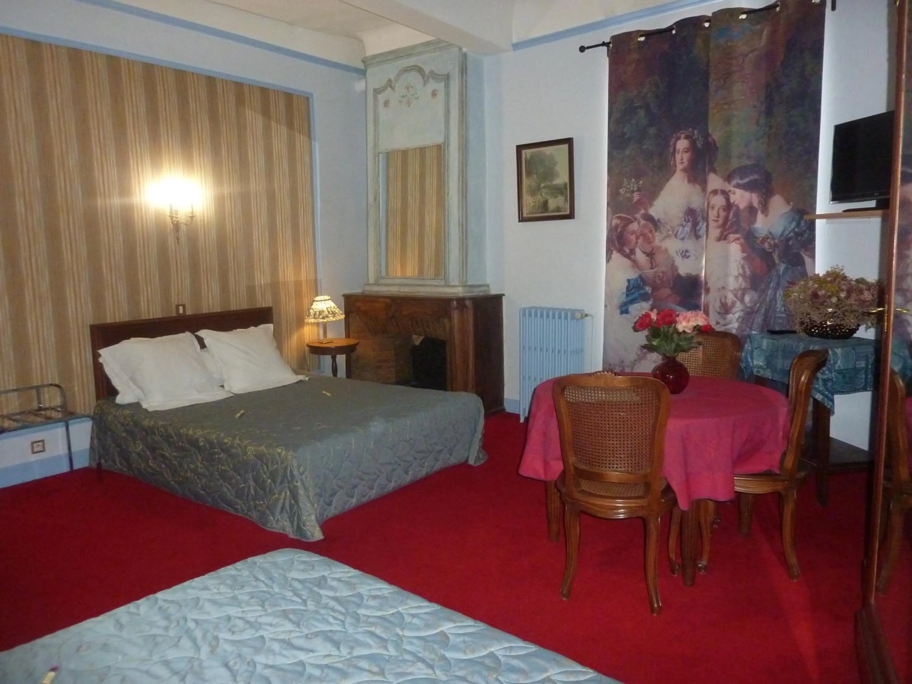 Bed in Hôtel du Fiacre