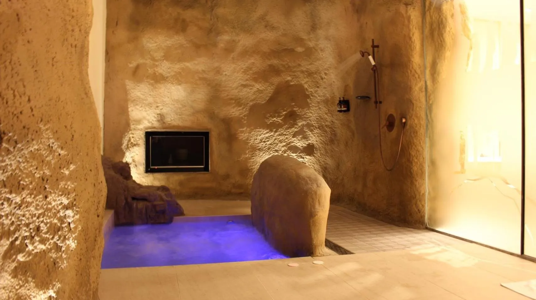 Bath in Birdman Motel