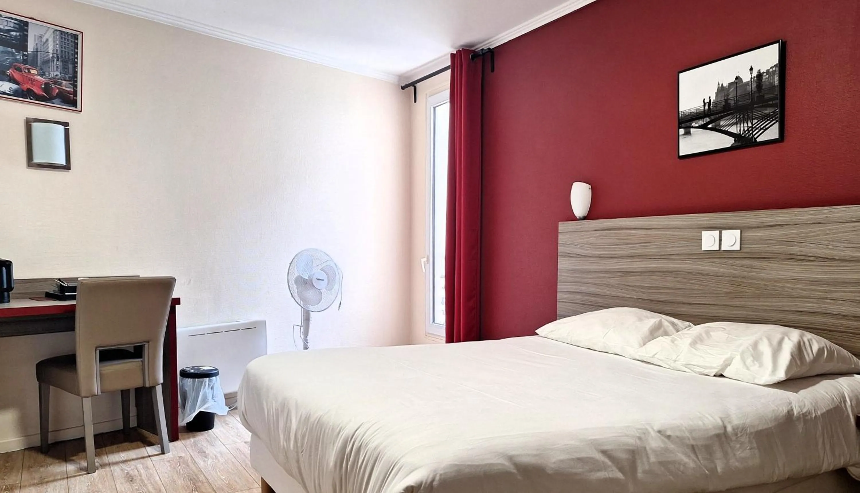 Bed in Hipotel Paris Gambetta République