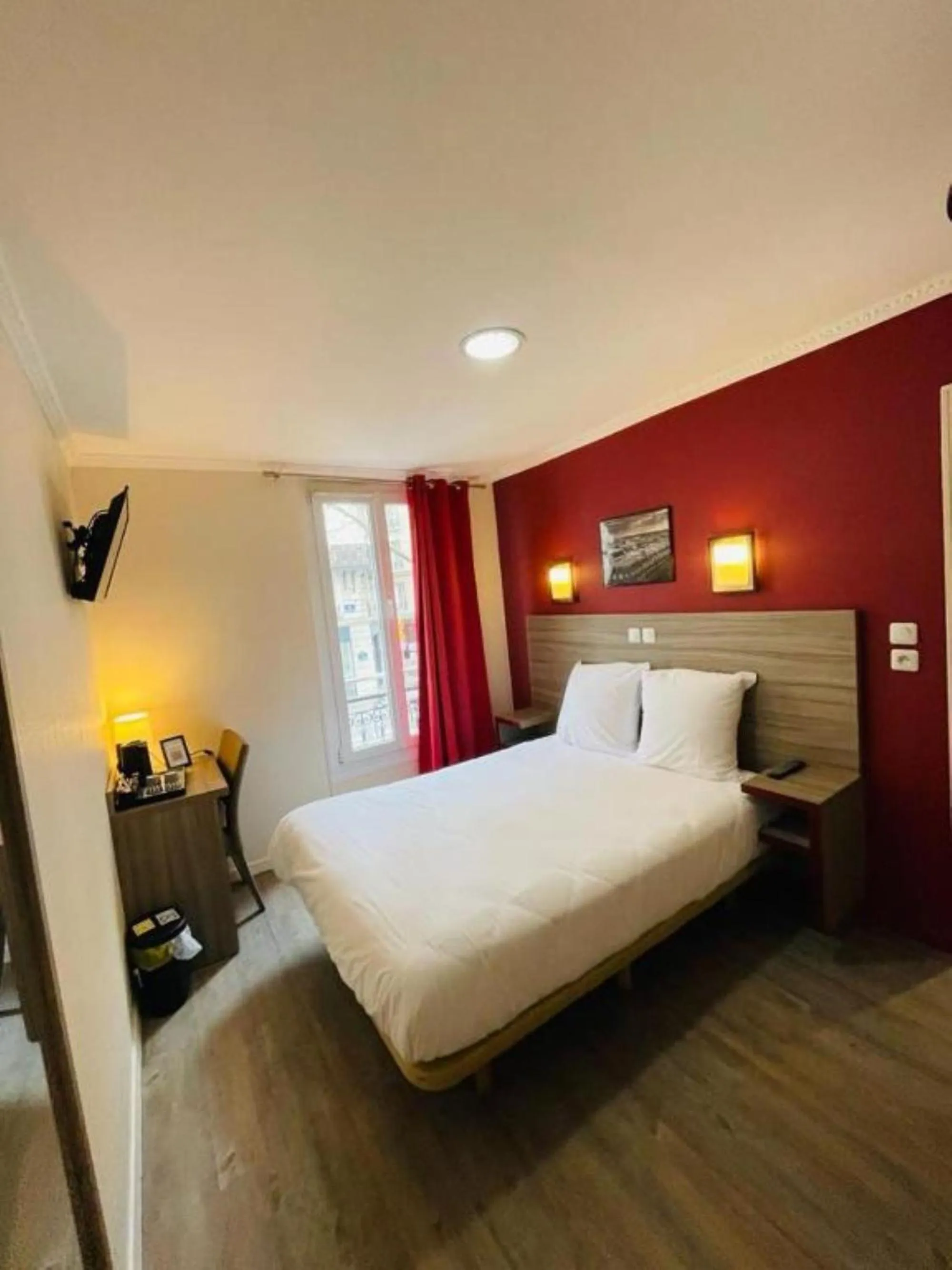 Photo of the whole room, Bed in Hipotel Paris Gambetta République