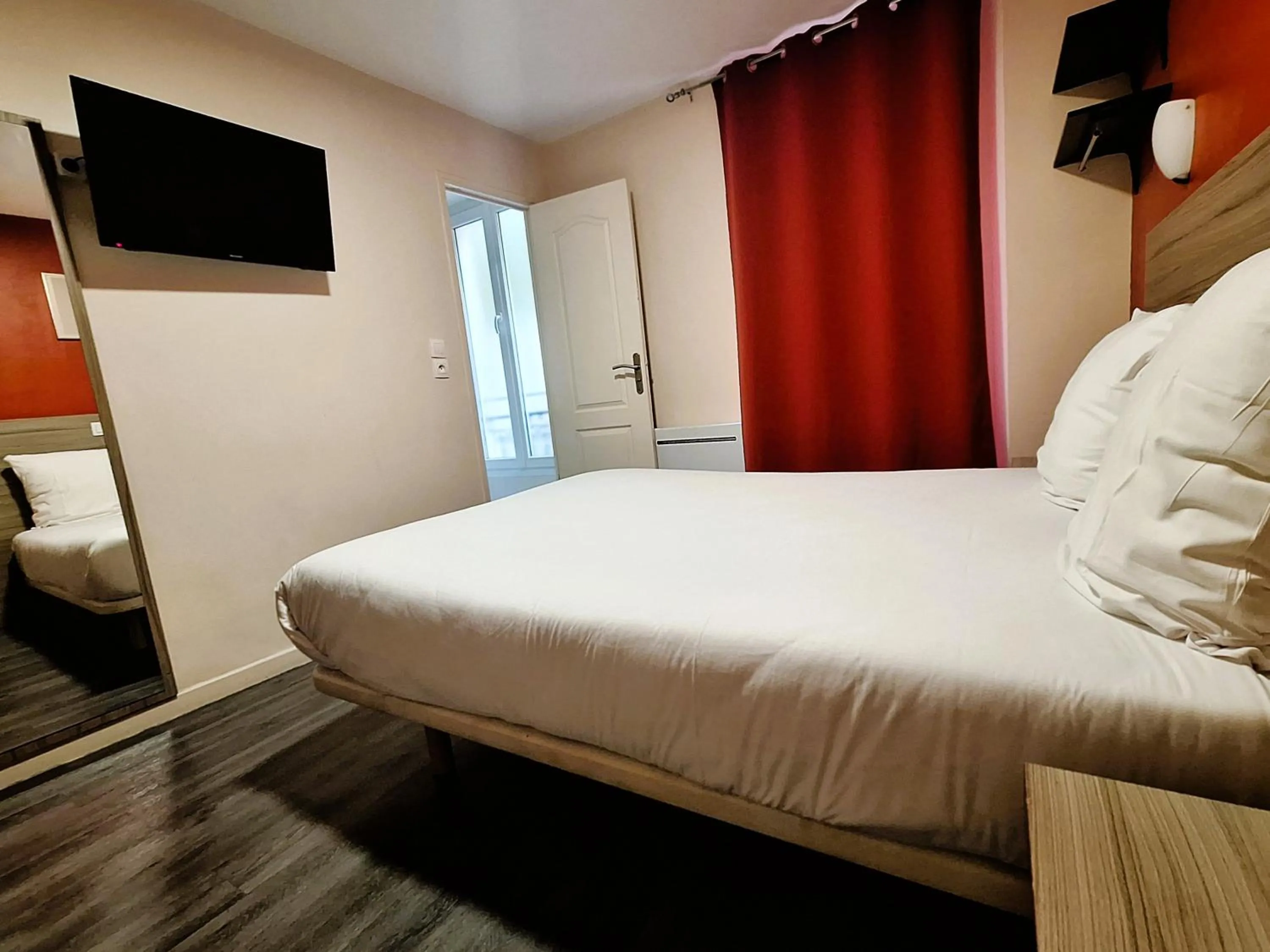 Bedroom, Bed in Hipotel Paris Gambetta République