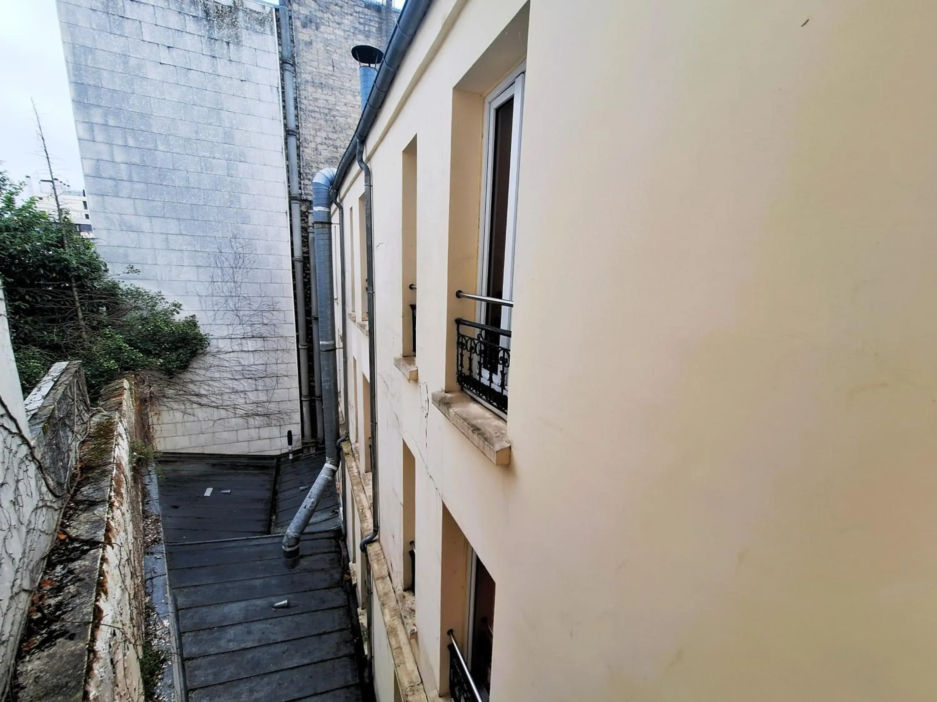 Facade/entrance in Hipotel Paris Gambetta République Facade/entrance in Hipotel Paris Gambetta République