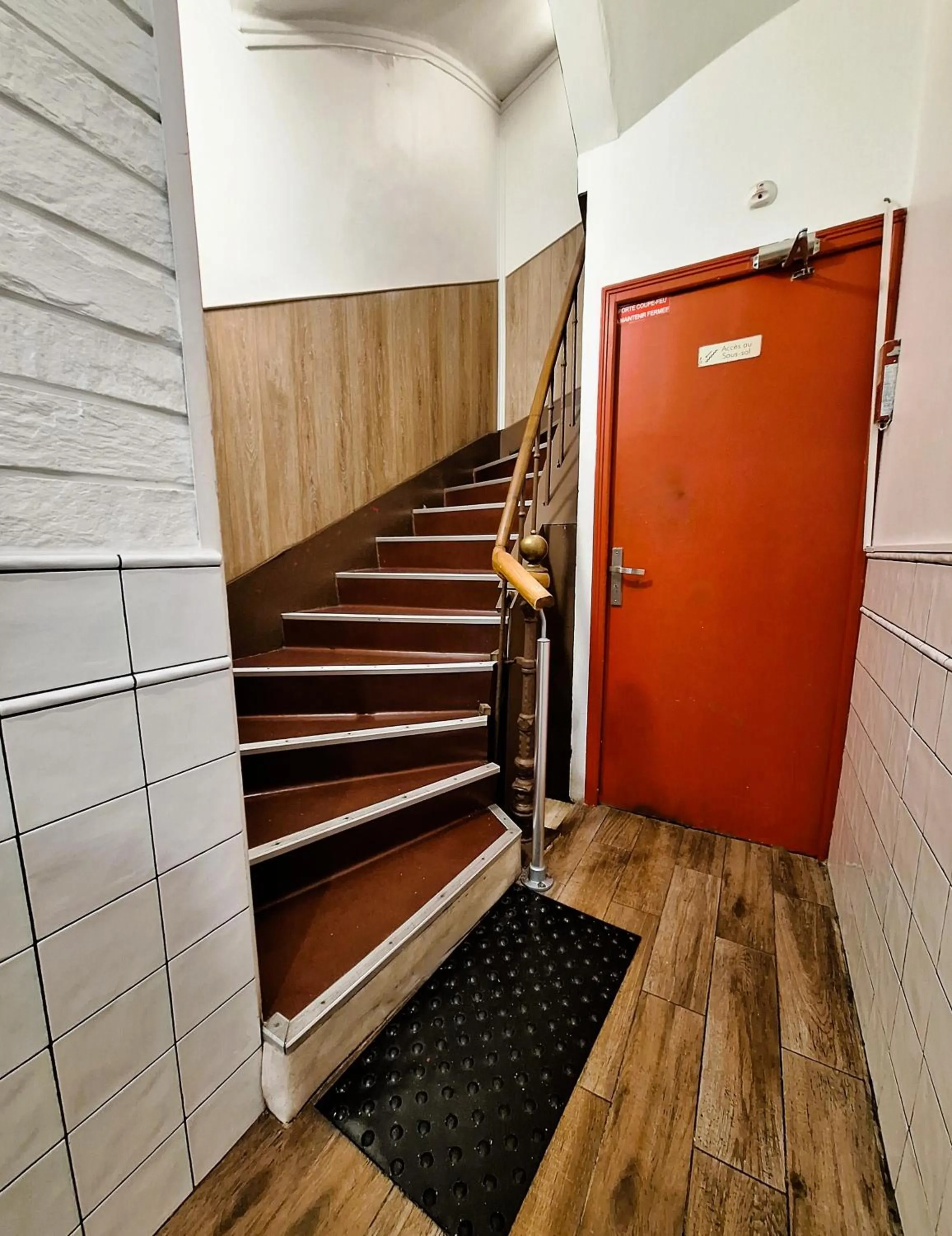 Property building in Hipotel Paris Gambetta République