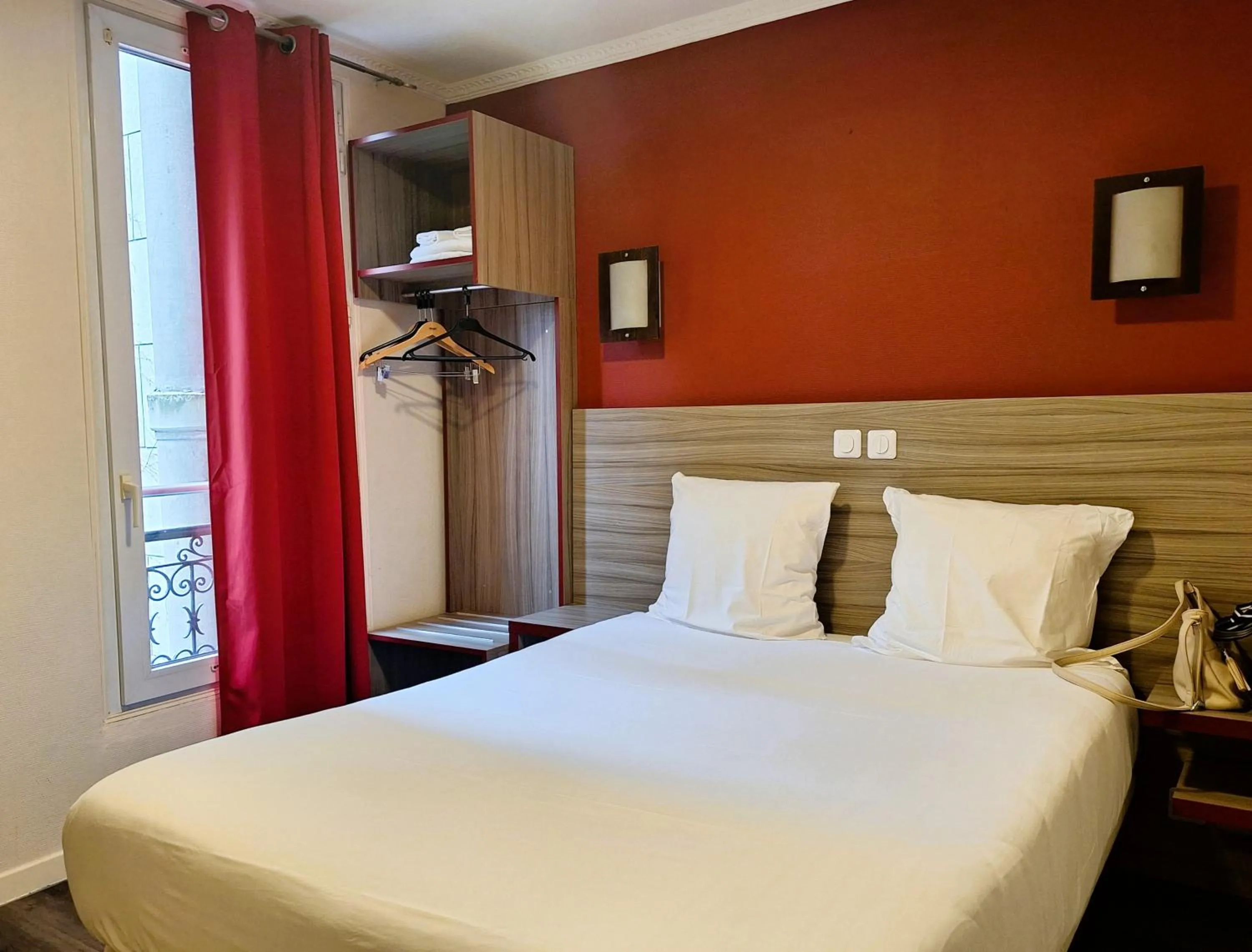 Bedroom, Bed in Hipotel Paris Gambetta République