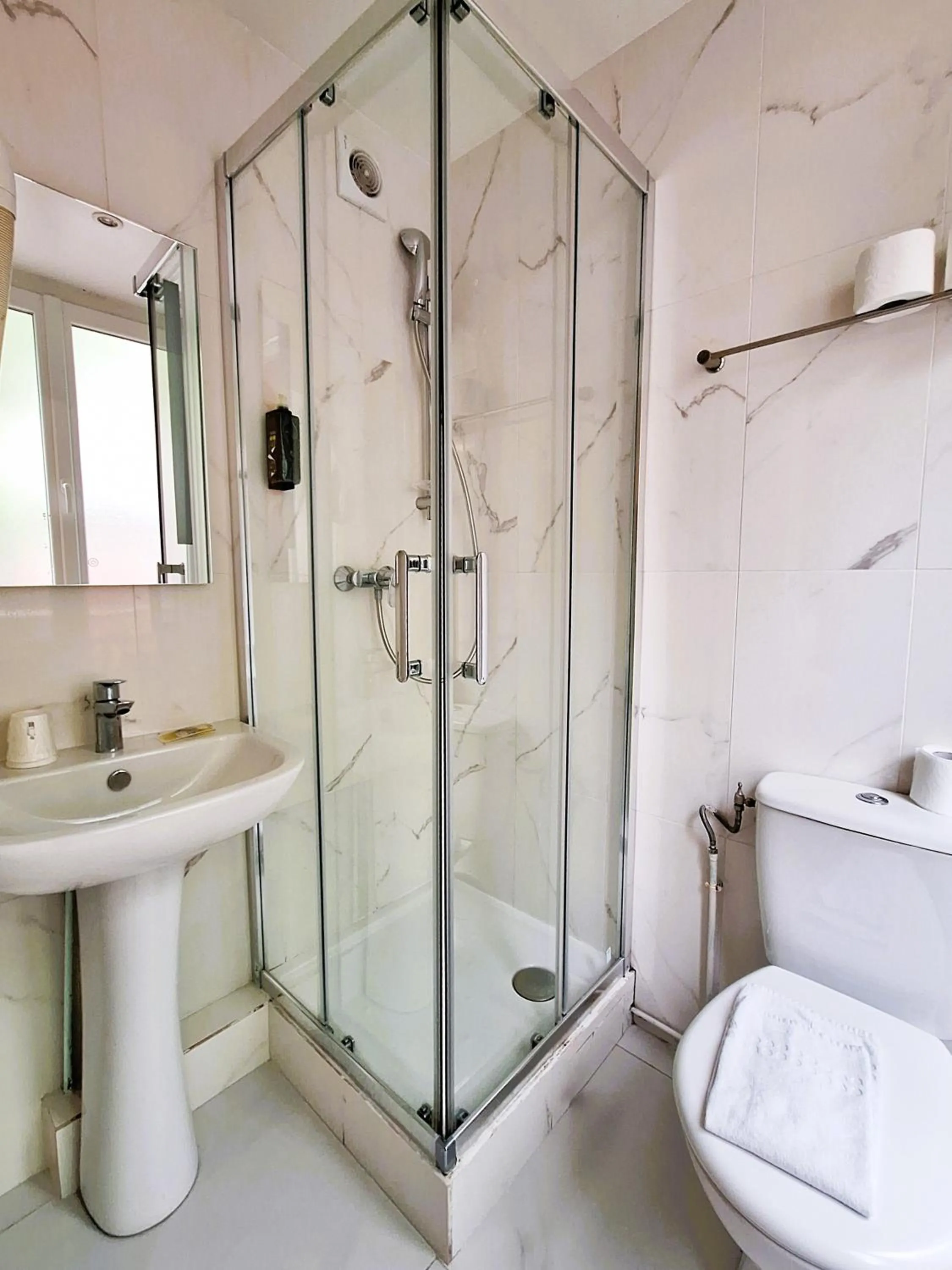 Bathroom in Hipotel Paris Gambetta République