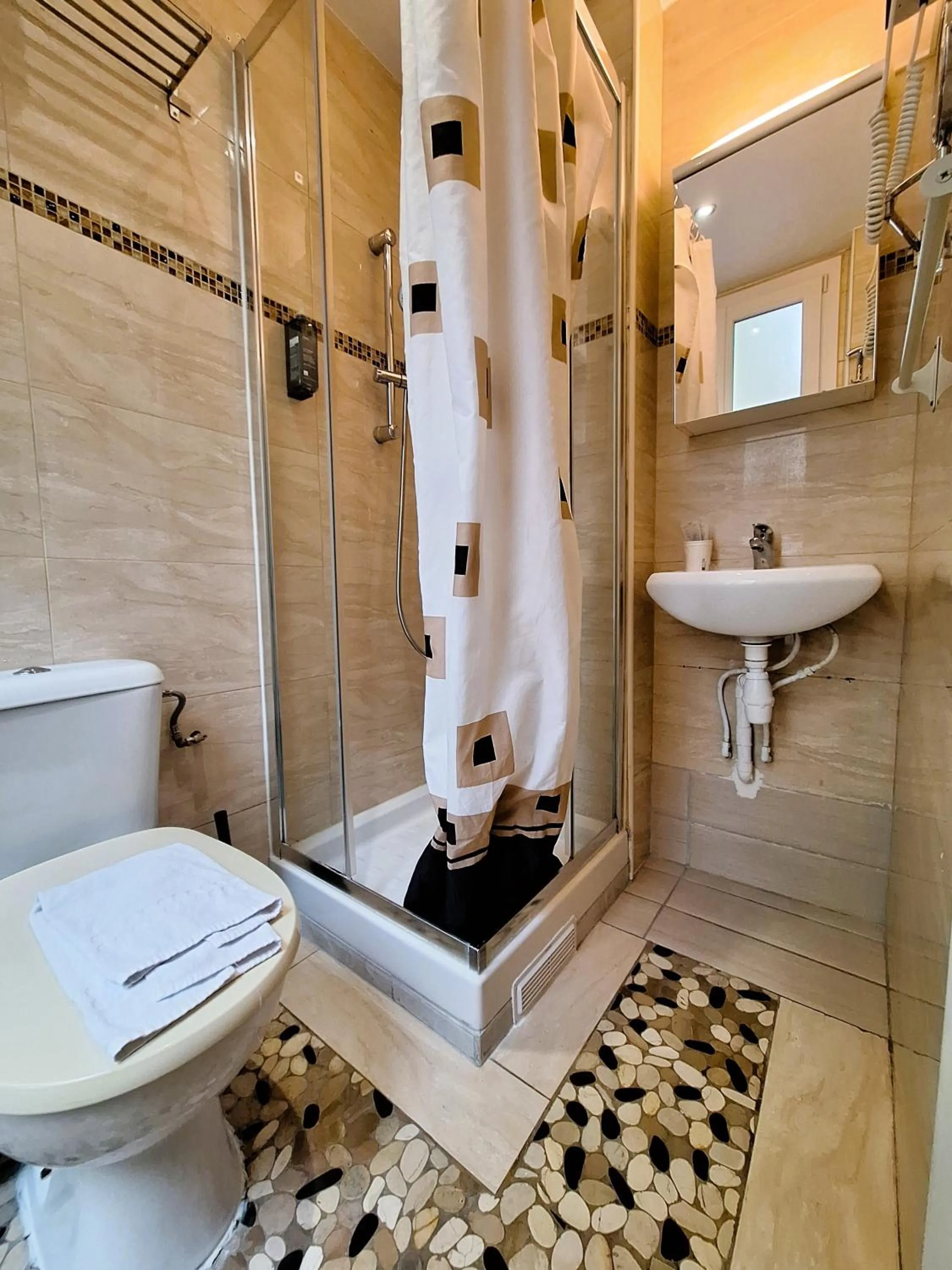 Bathroom in Hipotel Paris Gambetta République