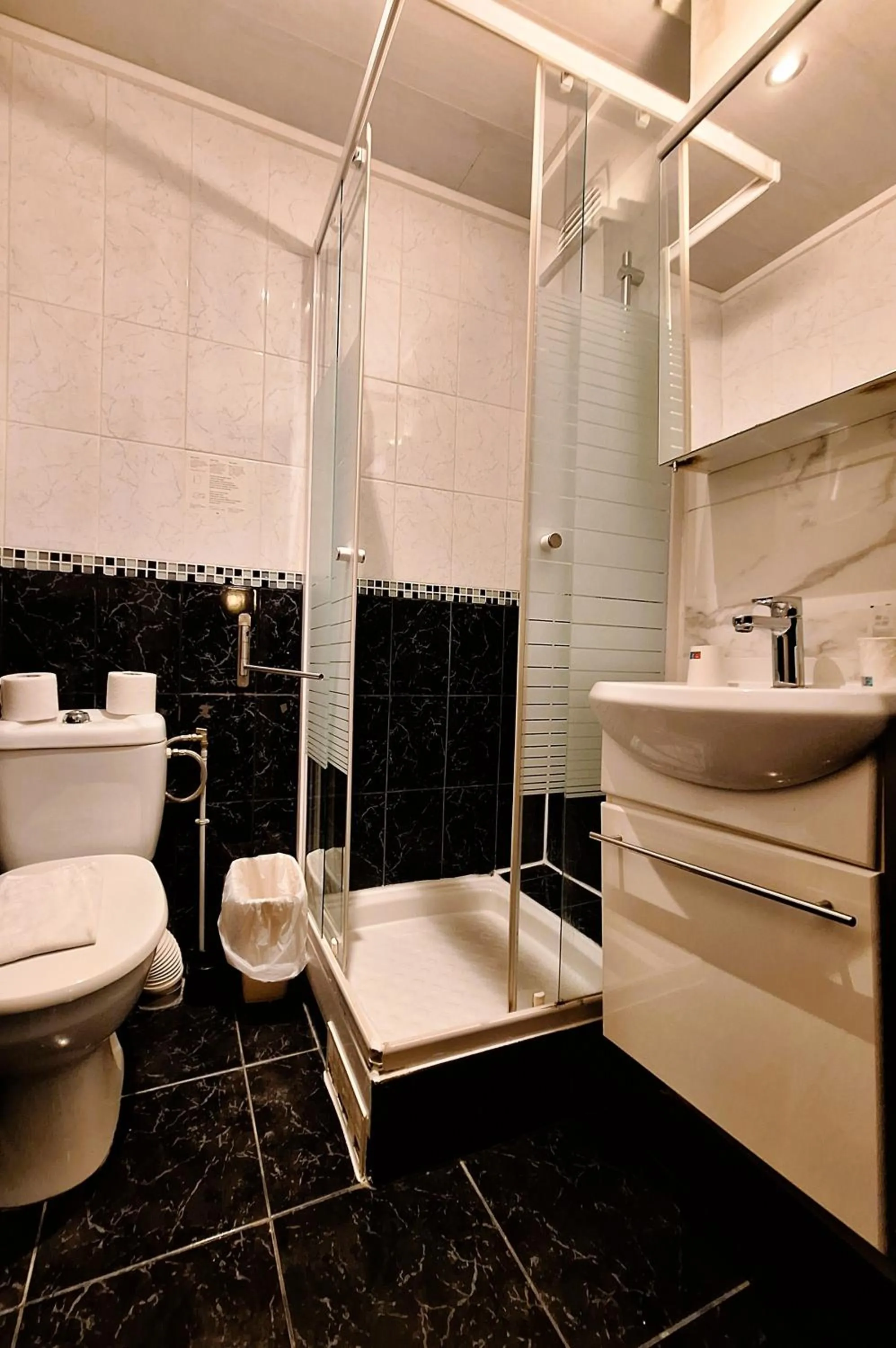 Bathroom in Hipotel Paris Gambetta République