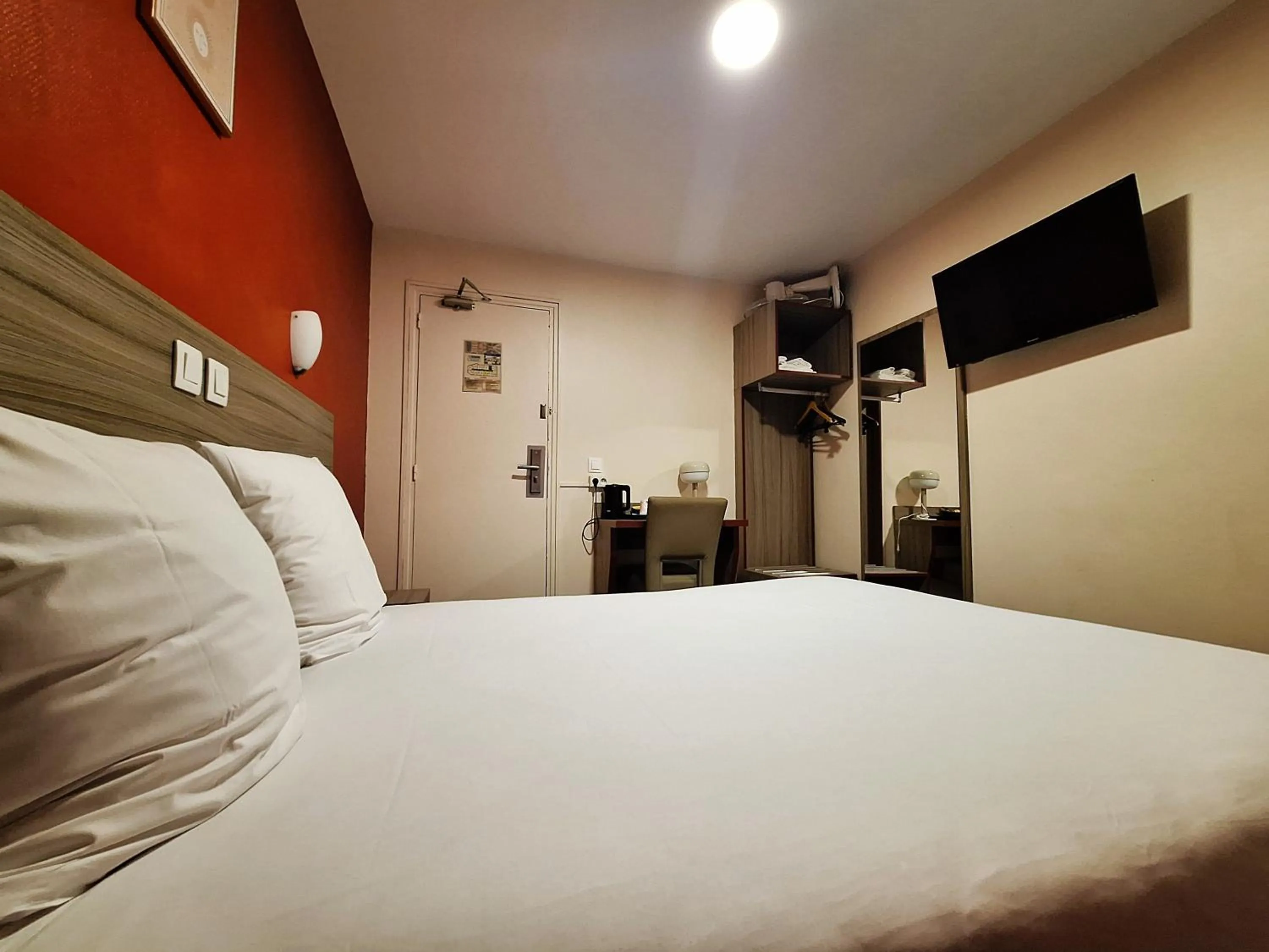 Bedroom, Bed in Hipotel Paris Gambetta République