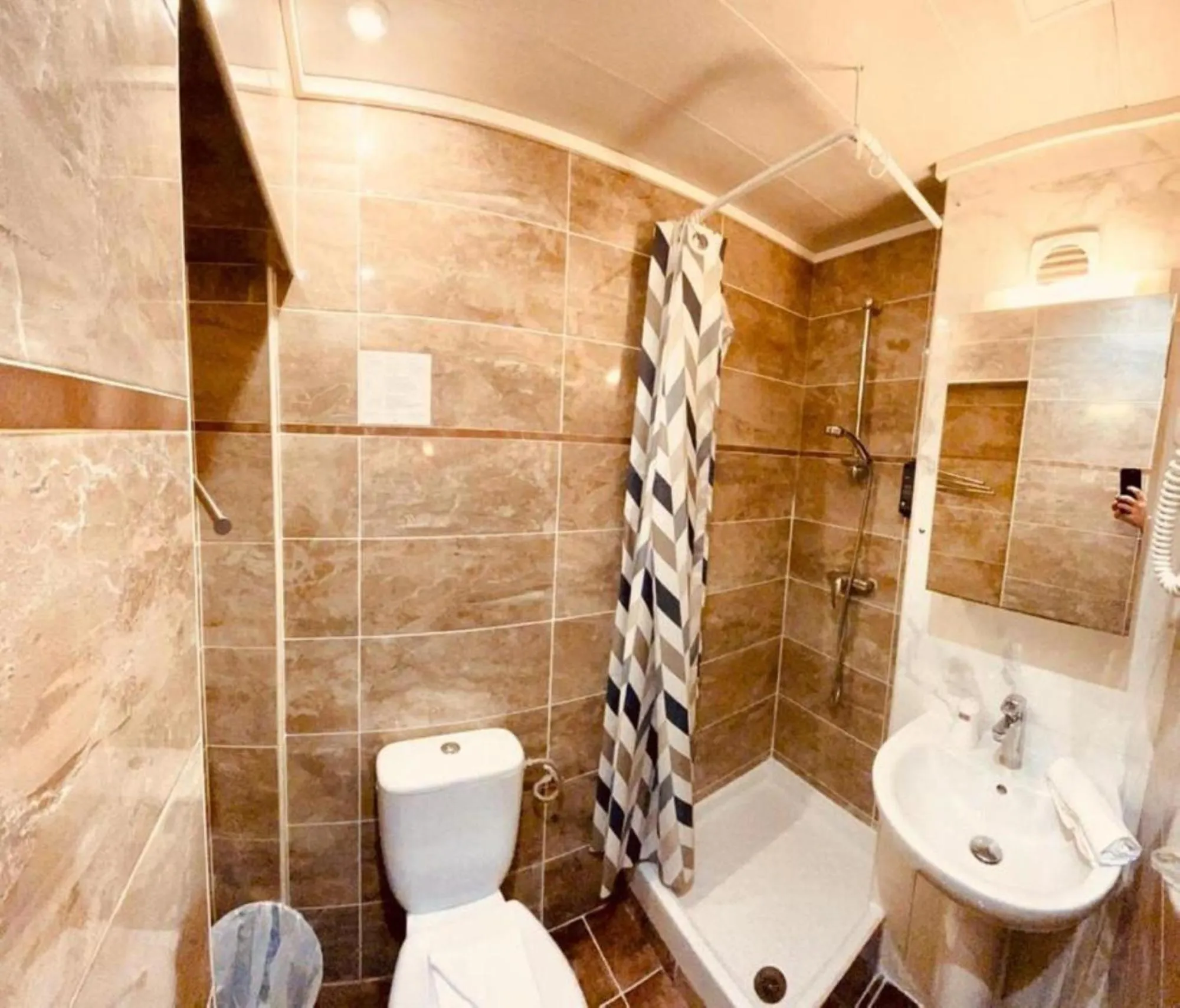 Shower in Hipotel Paris Gambetta République