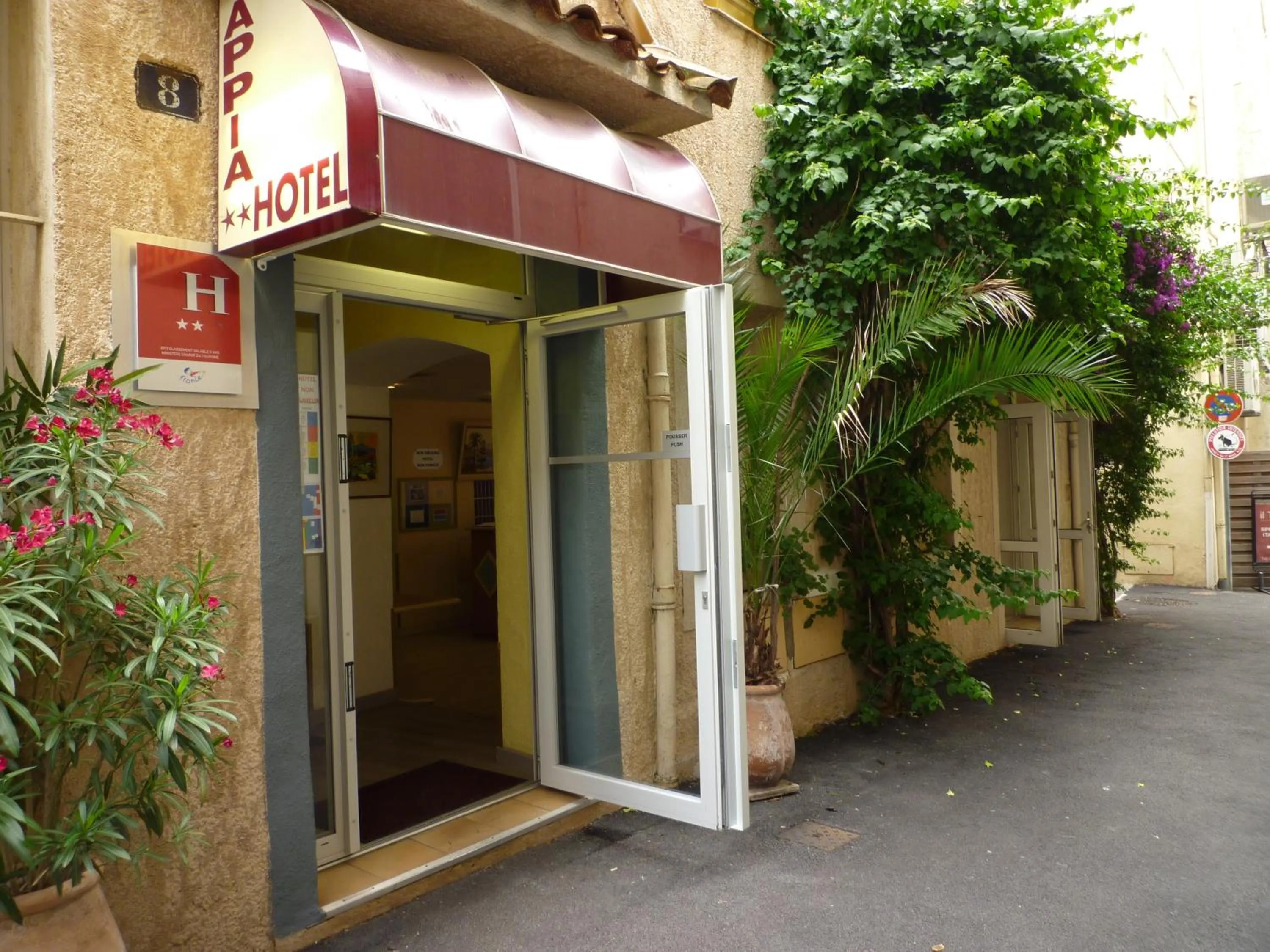 Facade/entrance in Appia Hotel
