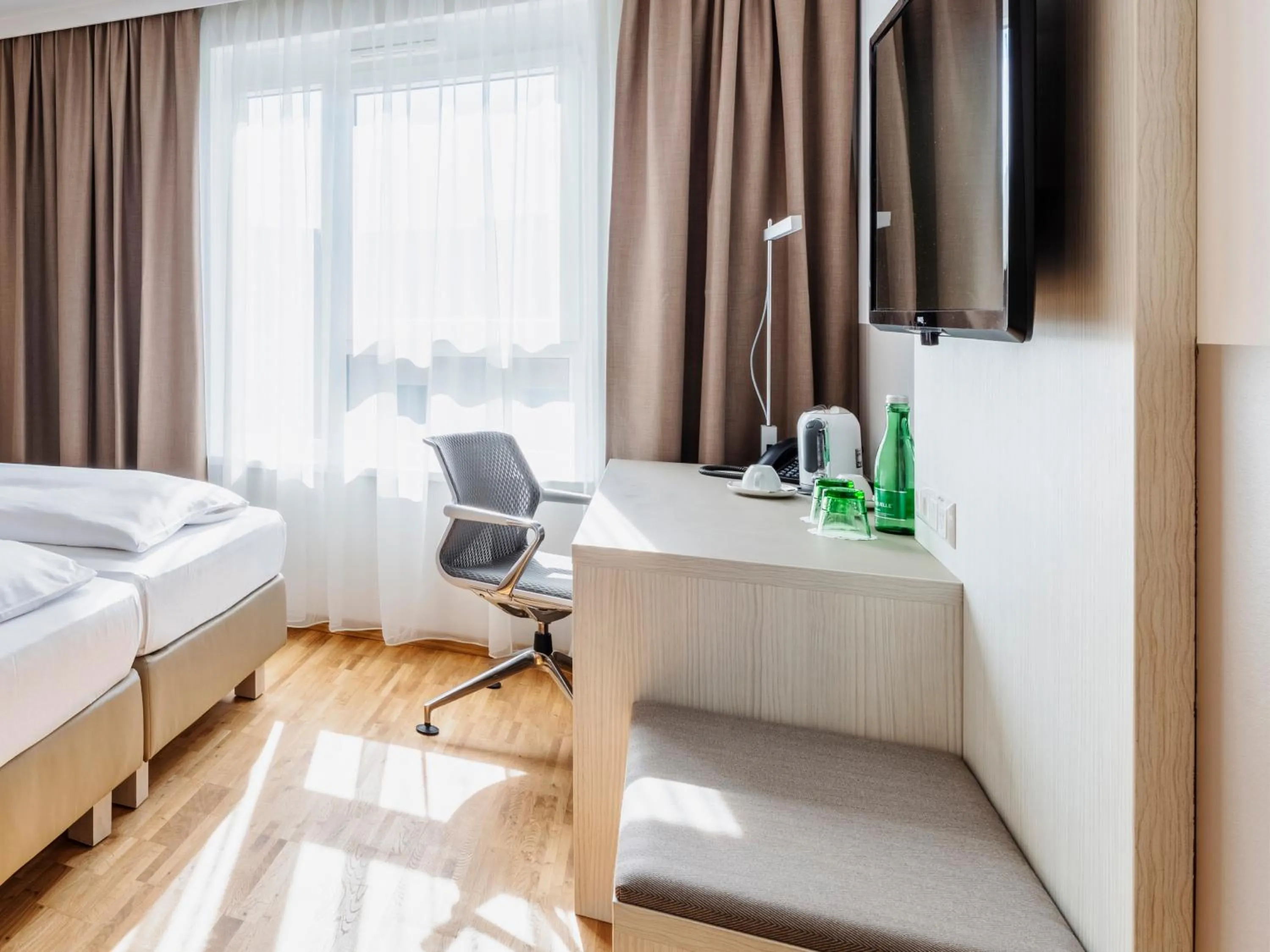 Photo of the whole room, Bed in Hotel Zeitgeist Vienna Hauptbahnhof