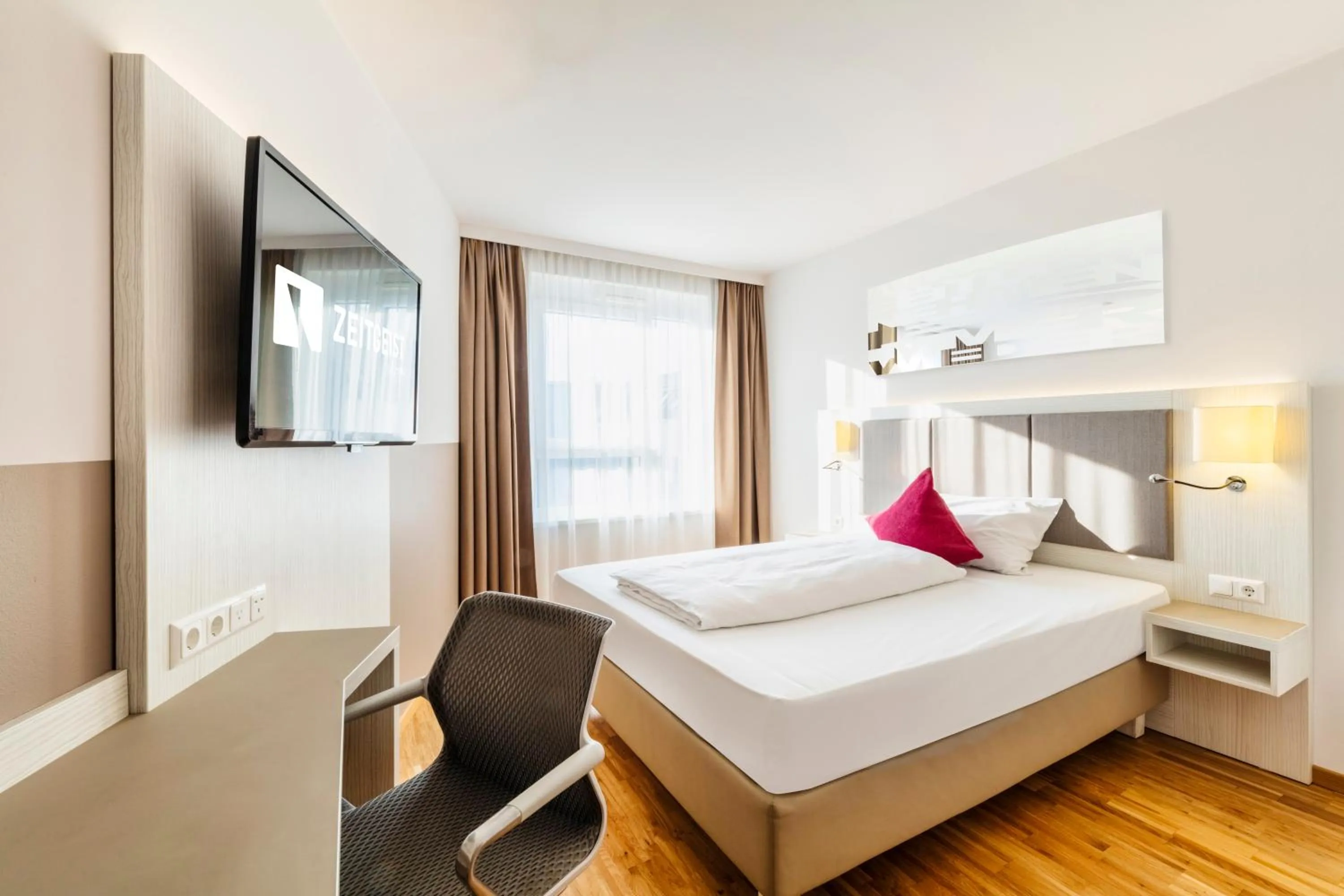 Photo of the whole room, Bed in Hotel Zeitgeist Vienna Hauptbahnhof