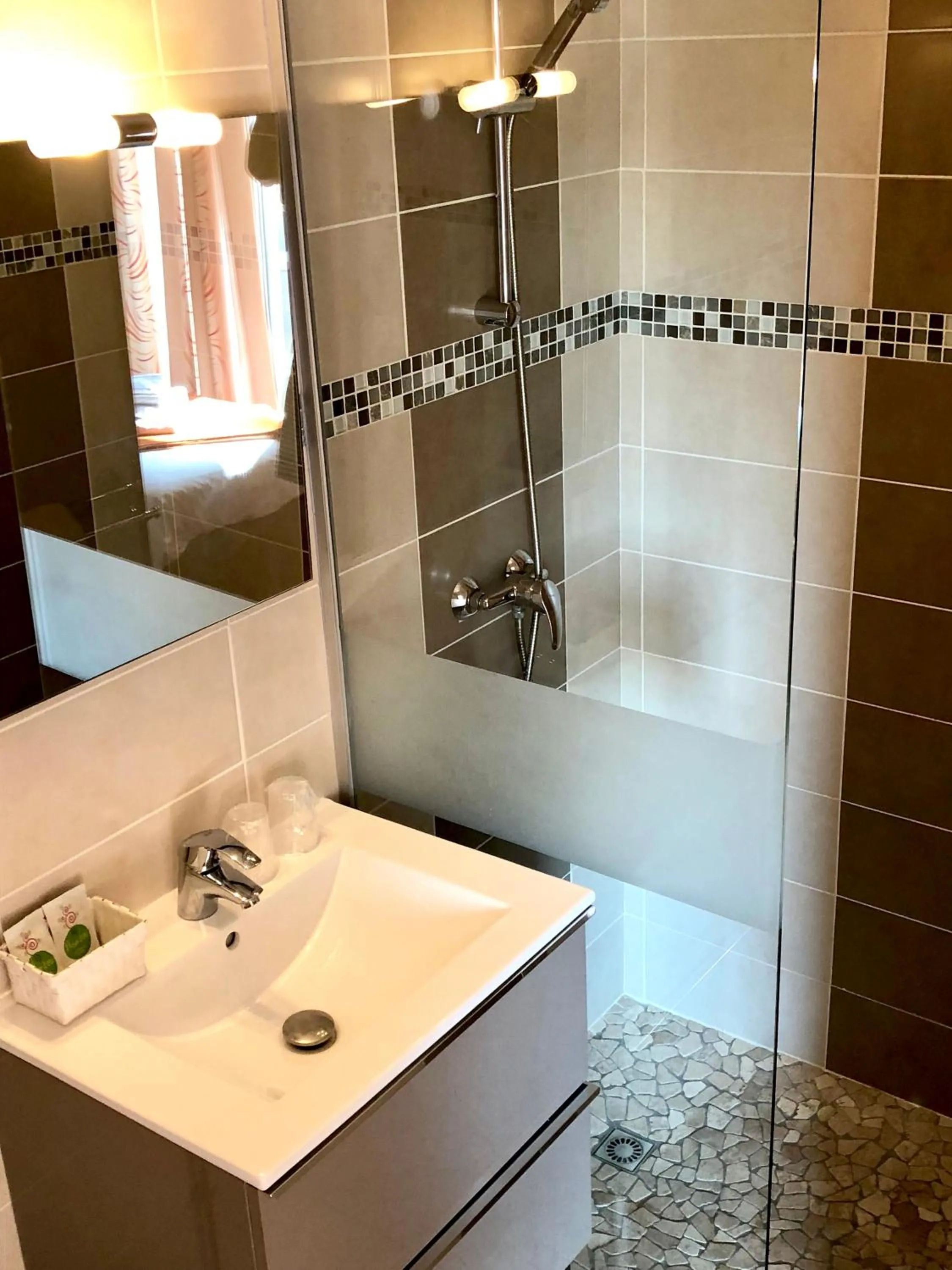 Shower in Hôtel Le Plaisance