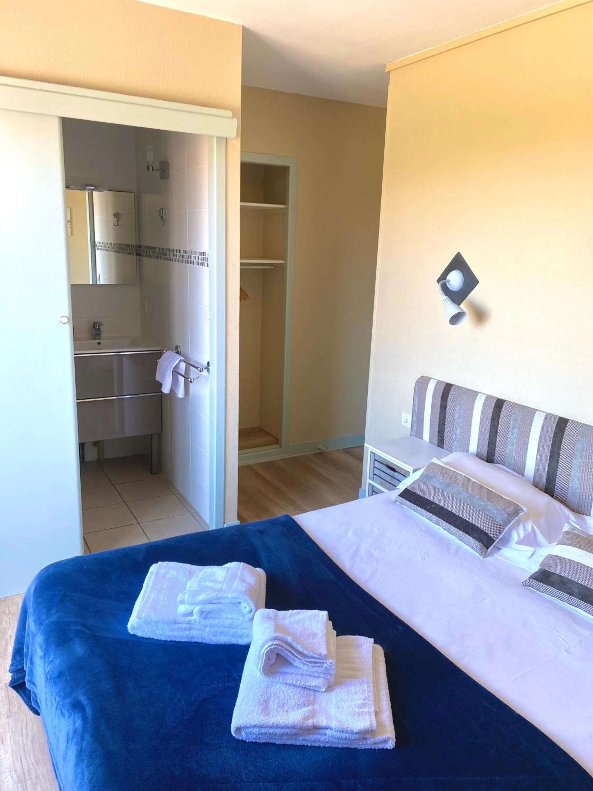 Bed in Hôtel Le Plaisance