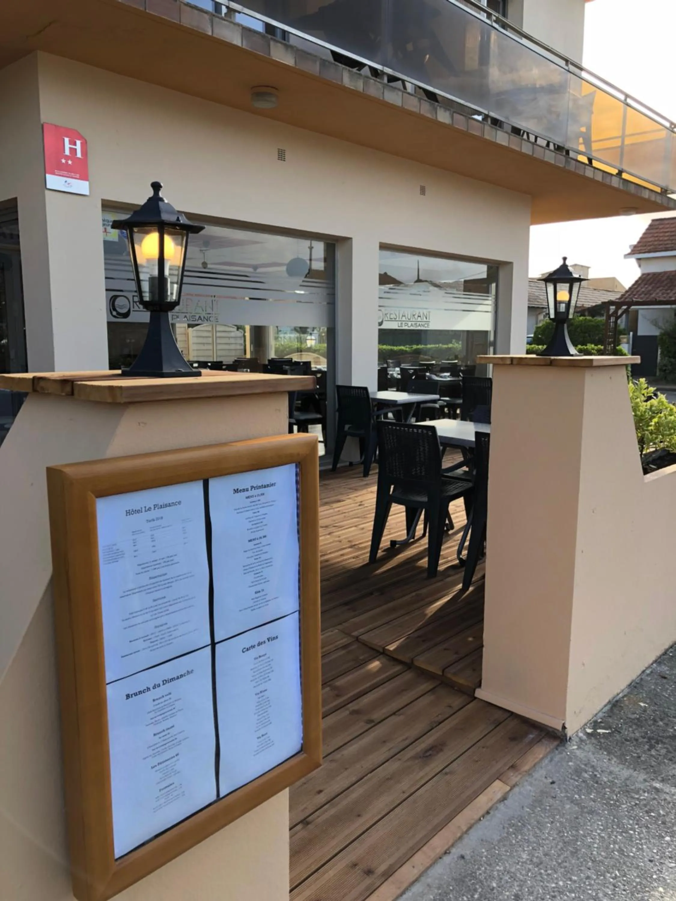 Patio in Hôtel Le Plaisance