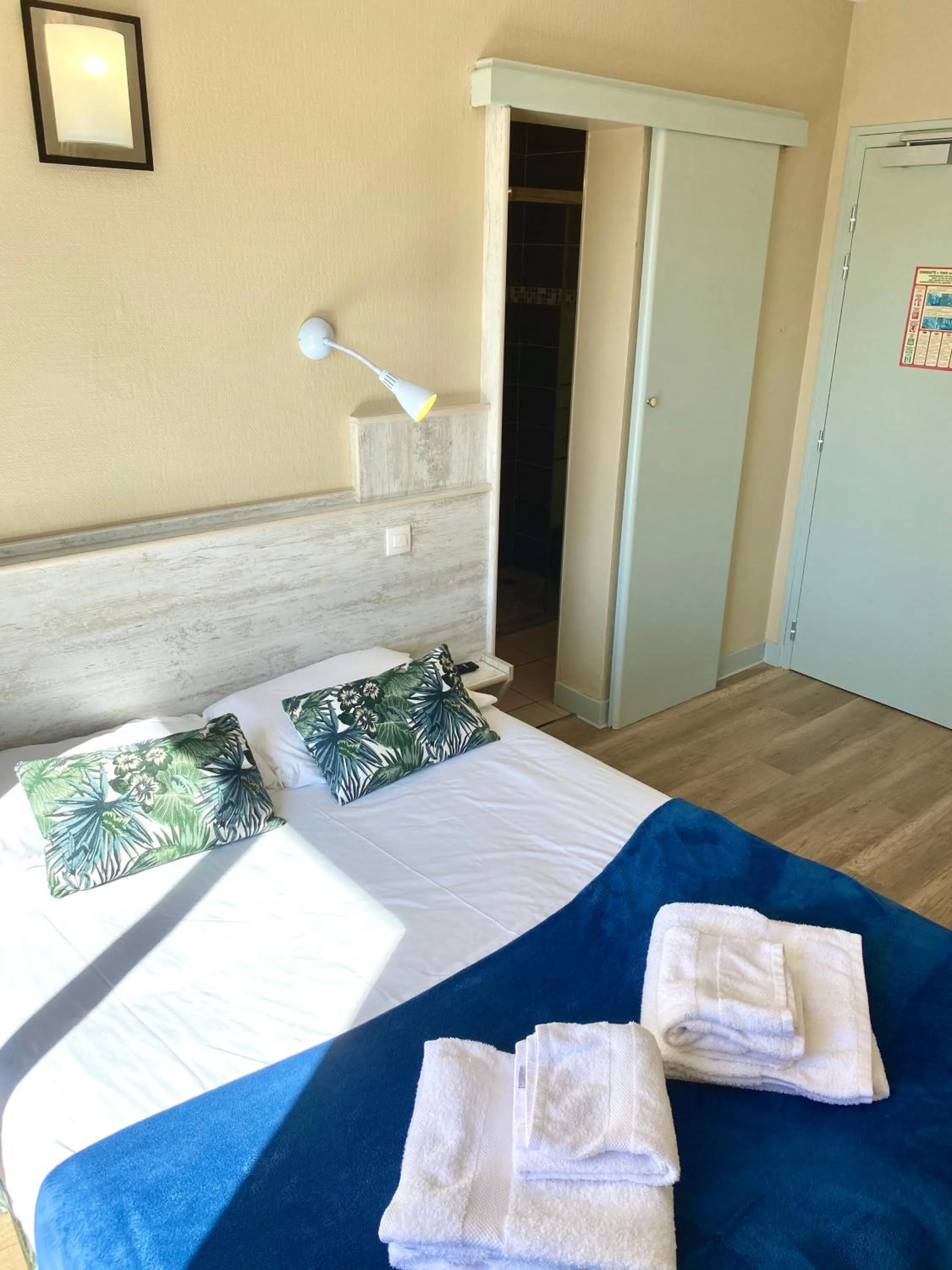 Bed in Hôtel Le Plaisance