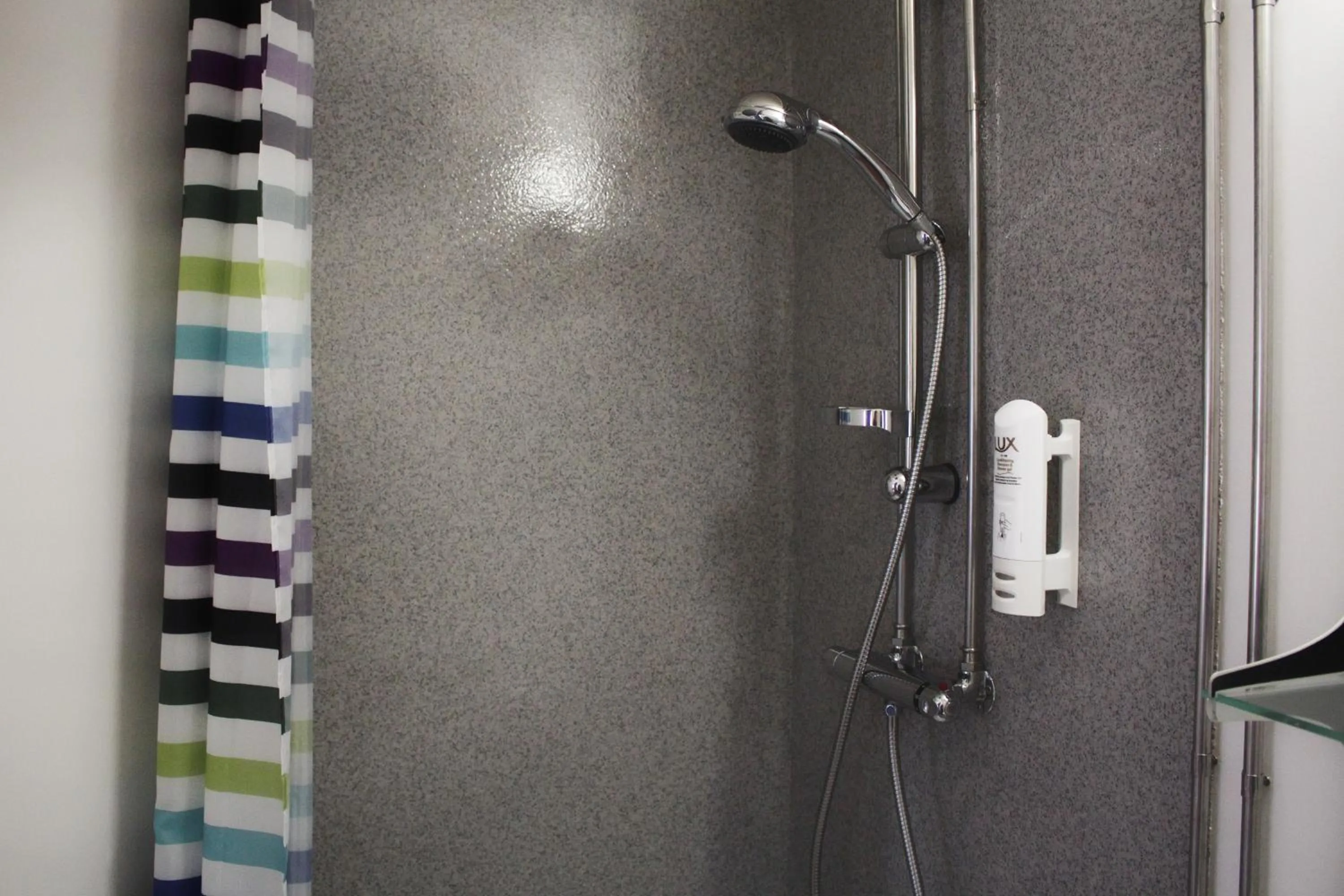 Shower in Guesthouse Svartiskógur Egilsstaðir