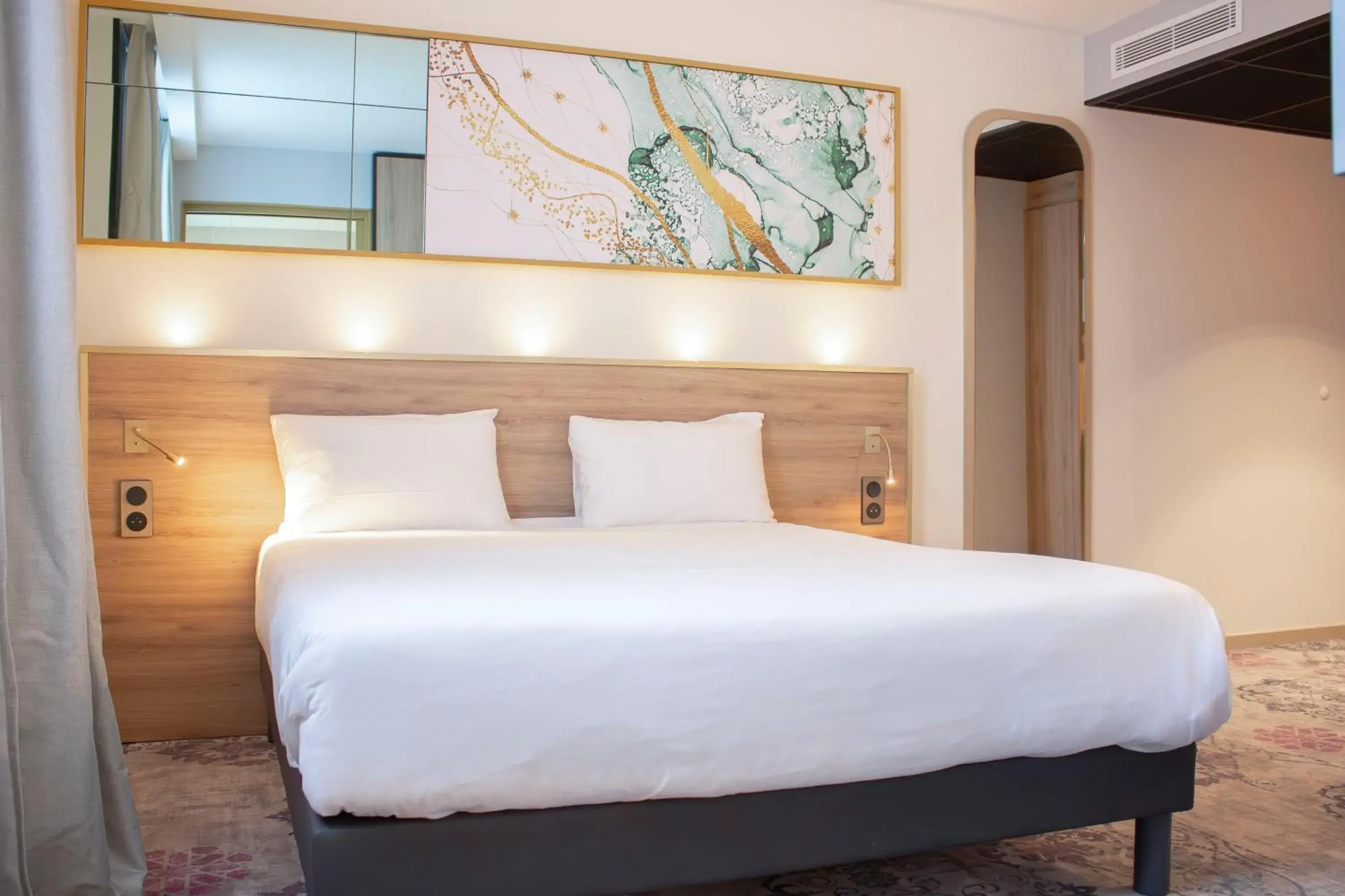 Bedroom, Bed in Brit Hotel Bordeaux Aéroport - Le Soretel Bedroom, Bed in Brit Hotel Bordeaux Aéroport - Le Soretel