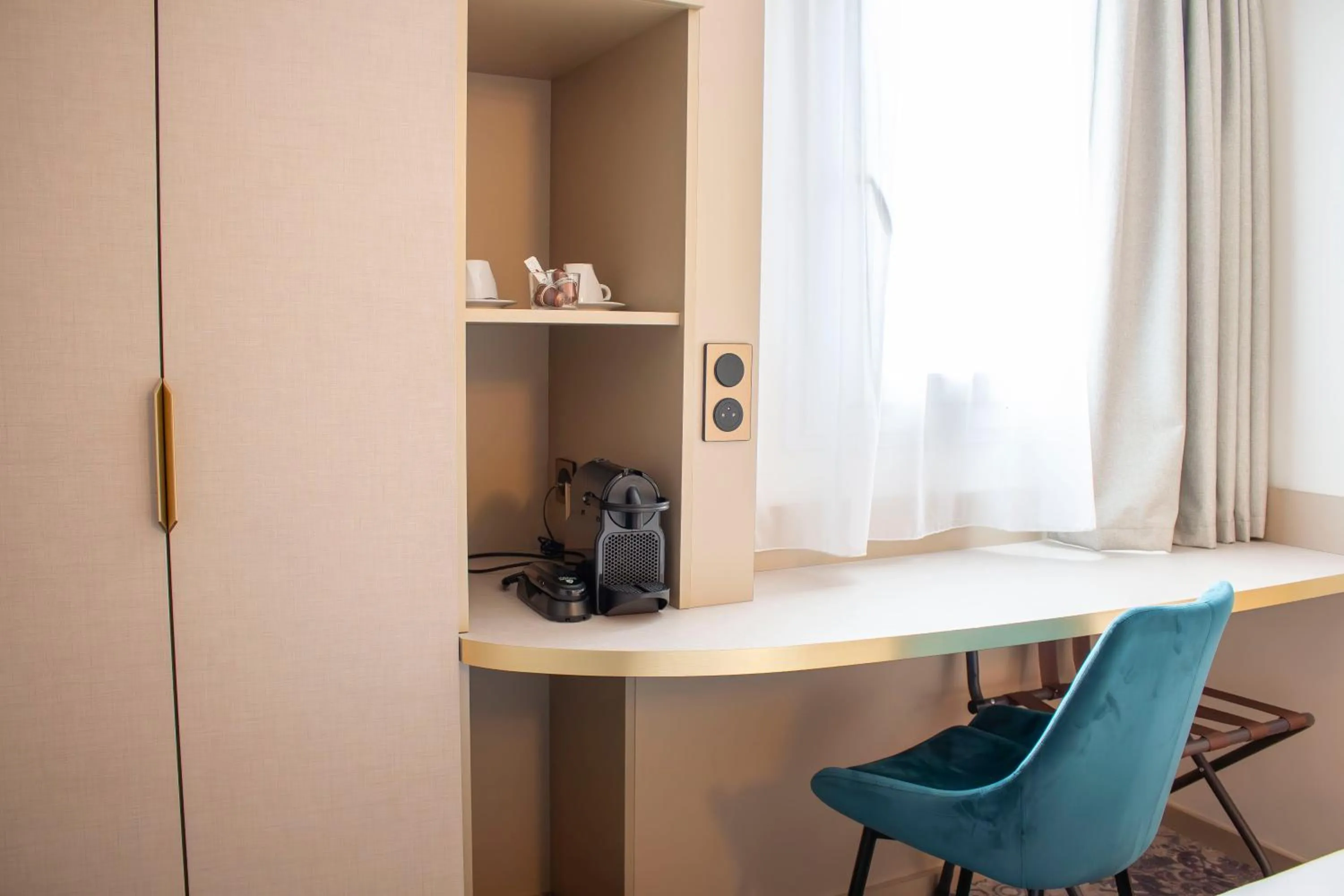 Coffee/tea facilities in Brit Hotel Bordeaux Aéroport - Le Soretel