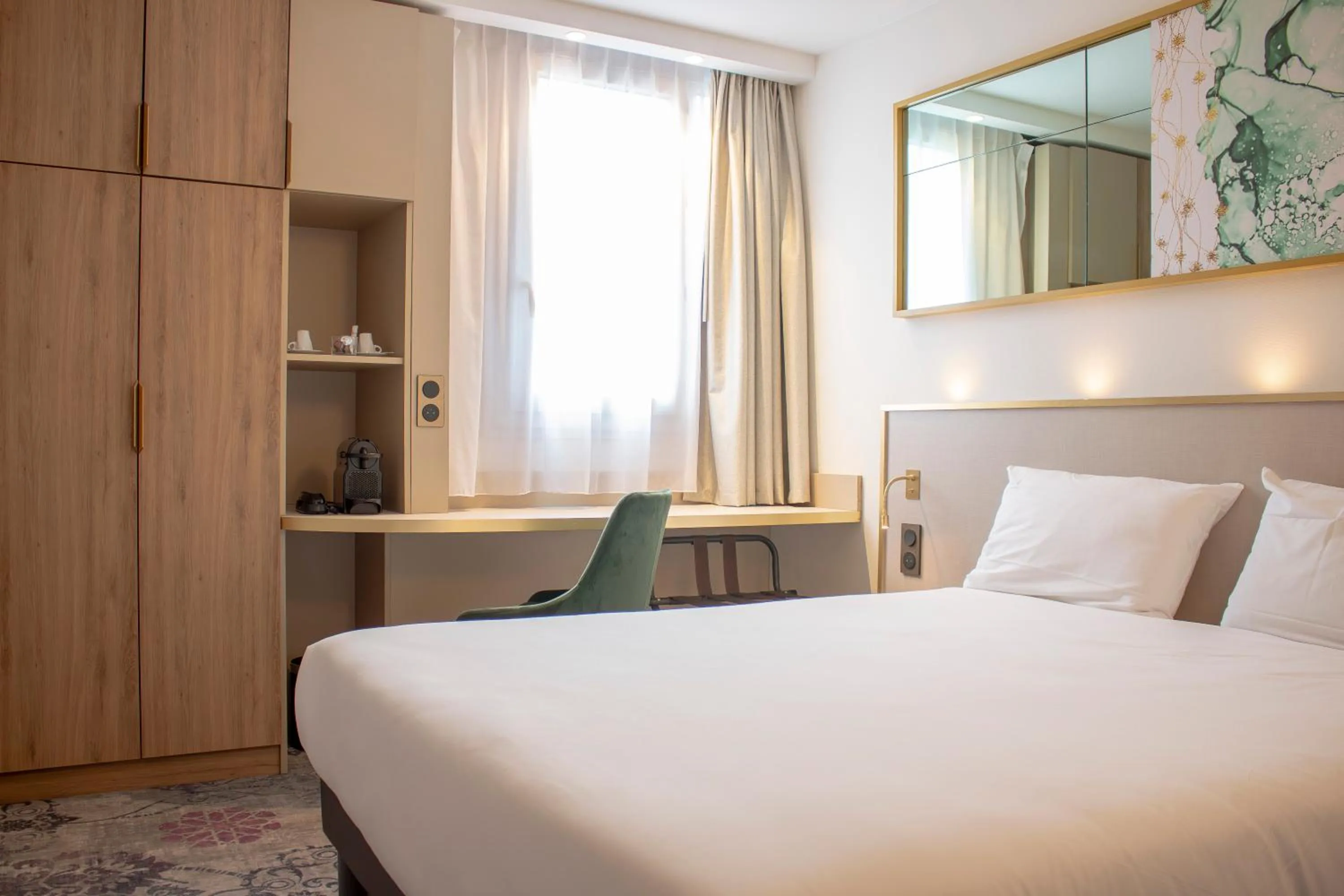 Photo of the whole room, Bed in Brit Hotel Bordeaux Aéroport - Le Soretel