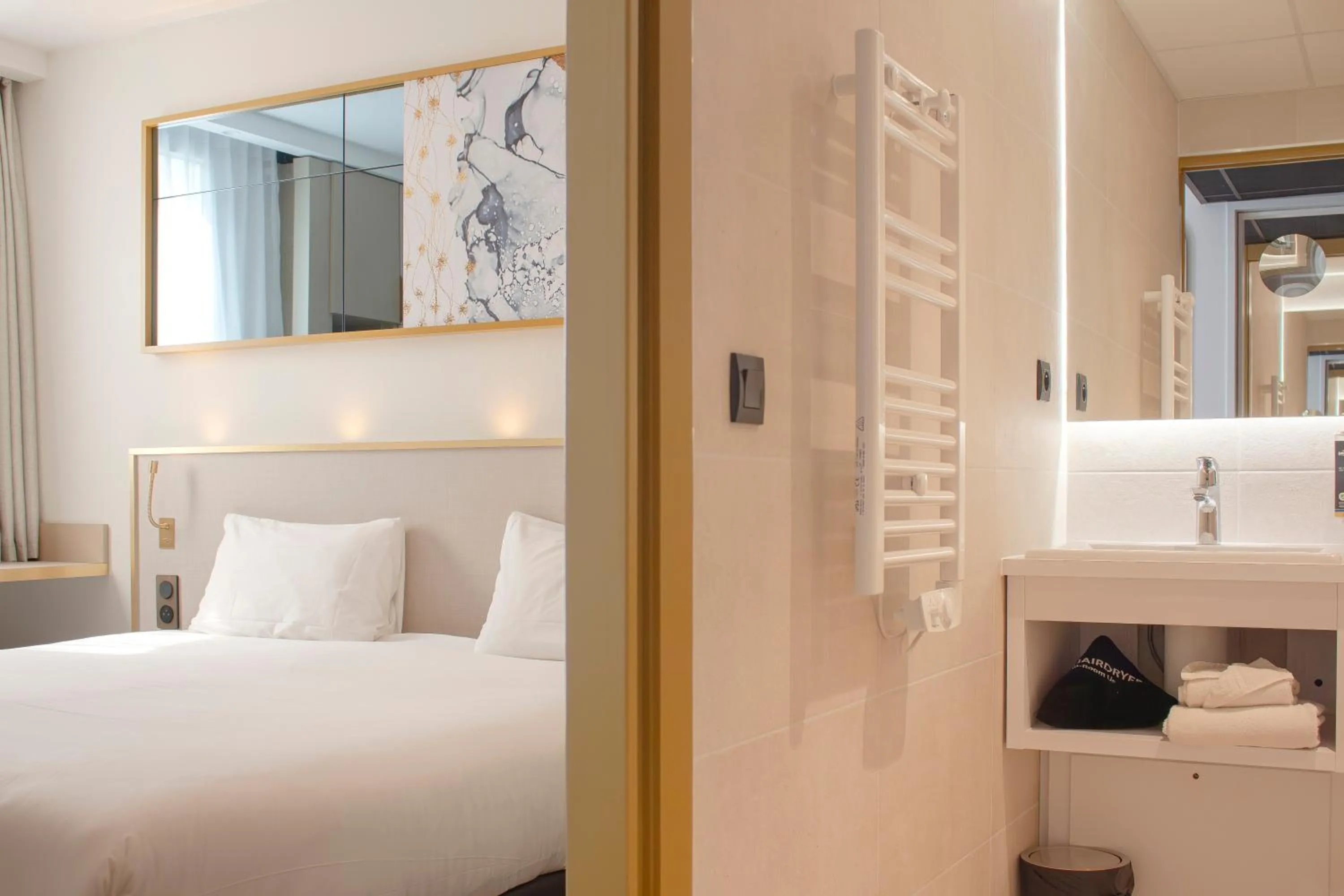 Bedroom, Bed in Brit Hotel Bordeaux Aéroport - Le Soretel