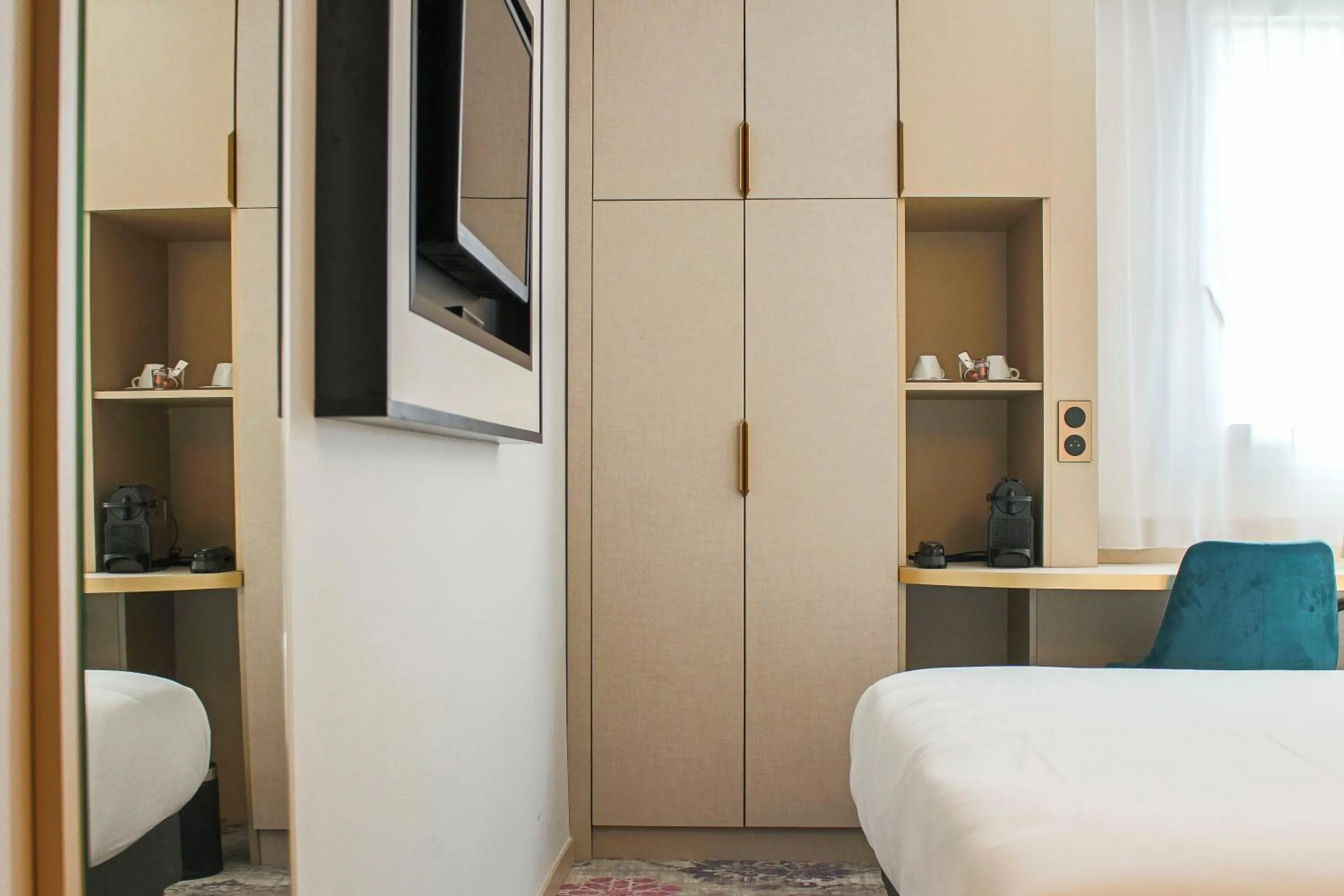 Bed in Brit Hotel Bordeaux Aéroport - Le Soretel