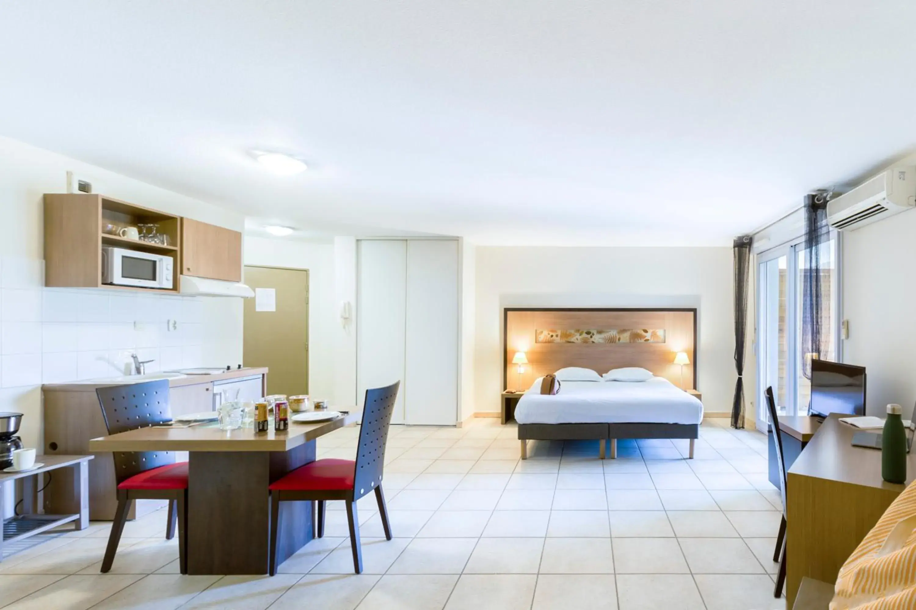 Kitchen or kitchenette, Bed in Garden & City Aix En Provence - Rousset Kitchen or kitchenette, Bed in Garden & City Aix En Provence - Rousset