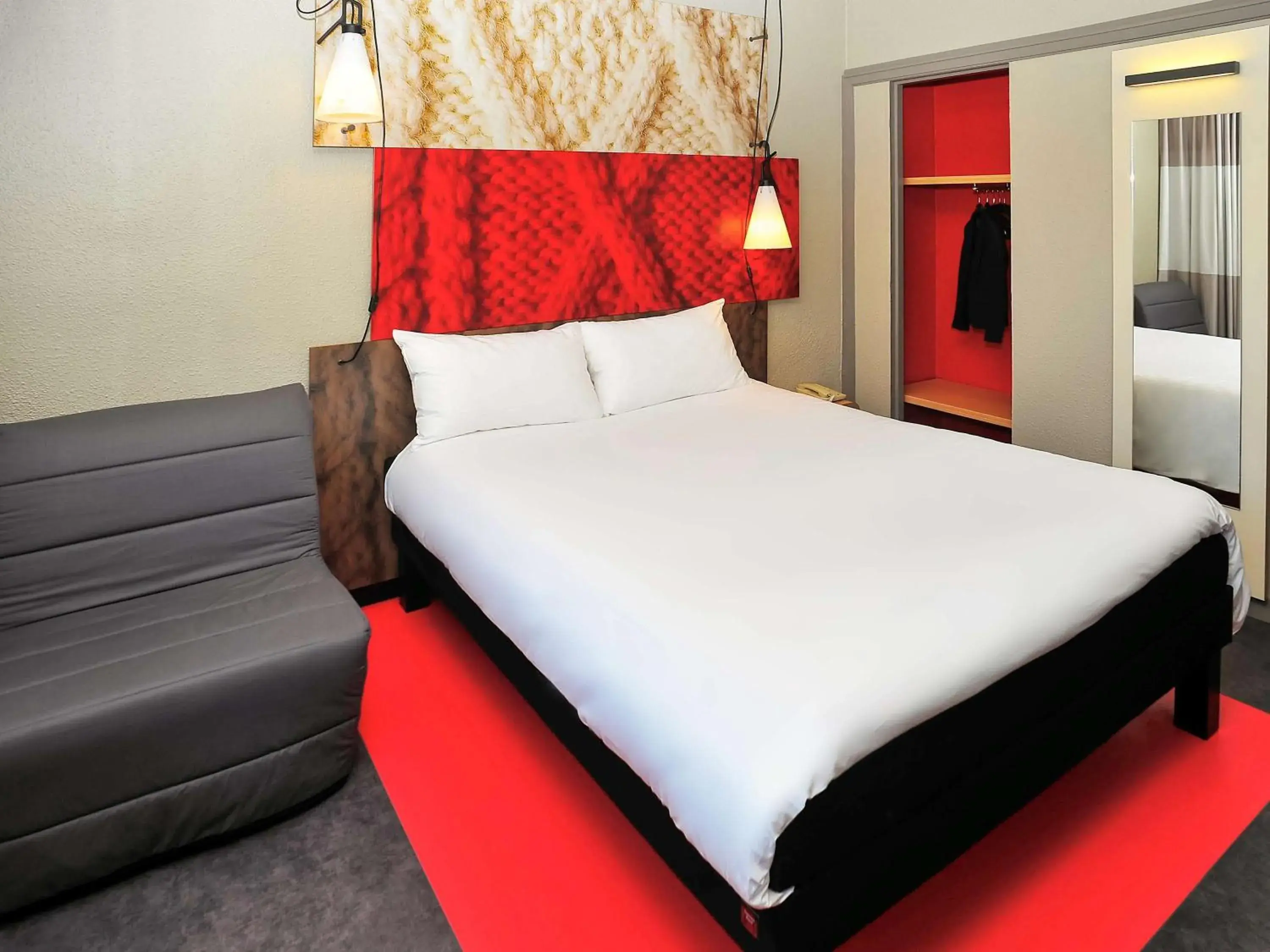 View (from property/room), Bed in ibis Lyon Centre View (from property/room), Bed in ibis Lyon Centre