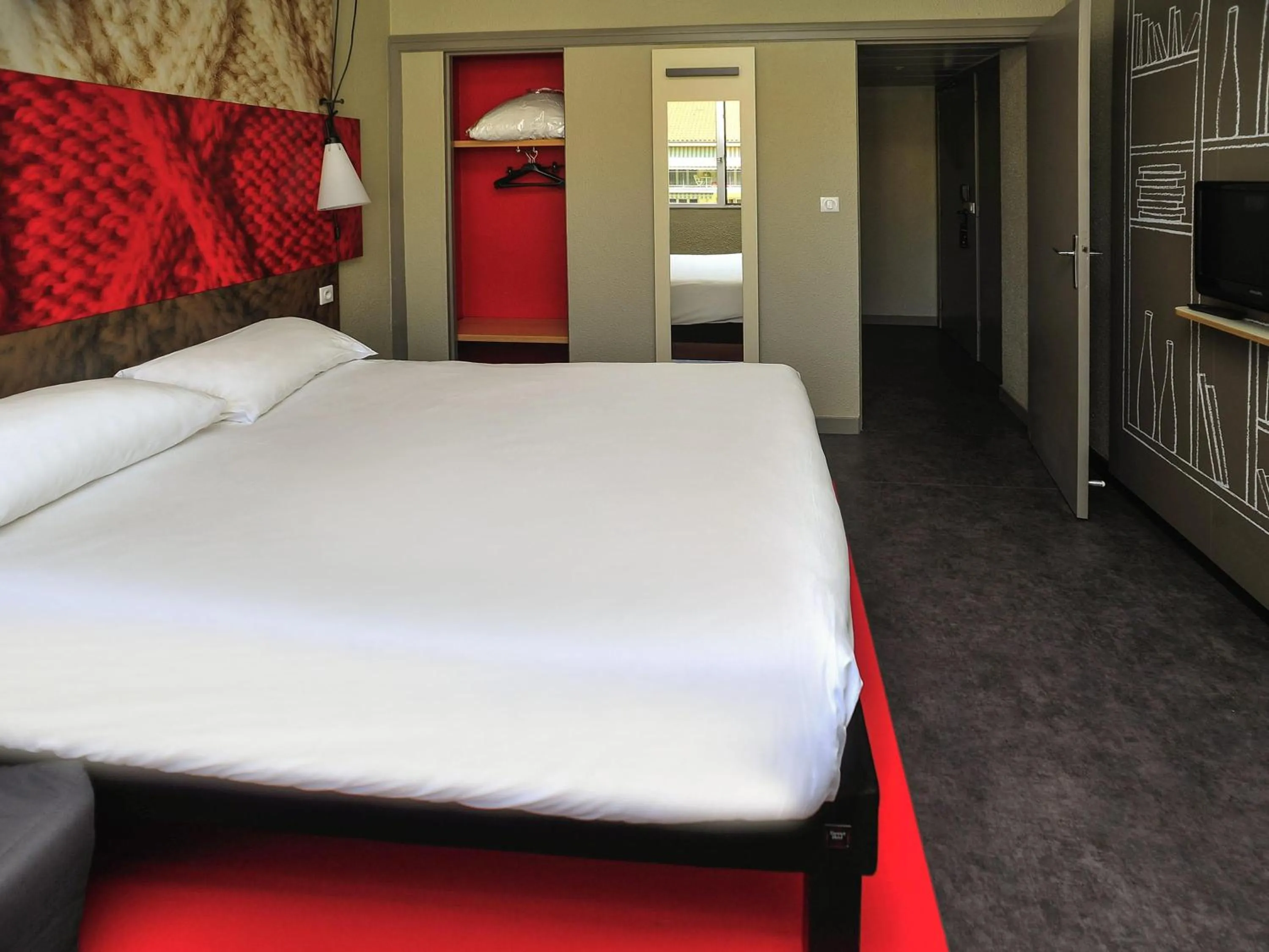 Bedroom, Bed in ibis Lyon Centre