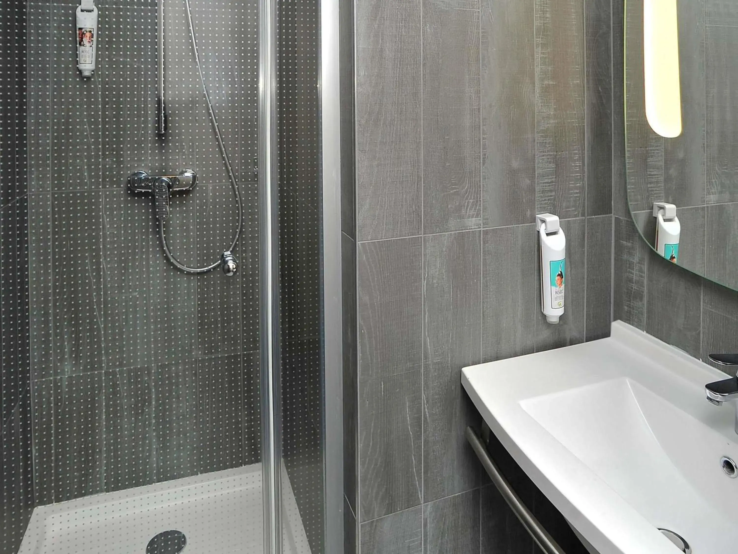 Bedroom in ibis Lyon Centre Bedroom in ibis Lyon Centre