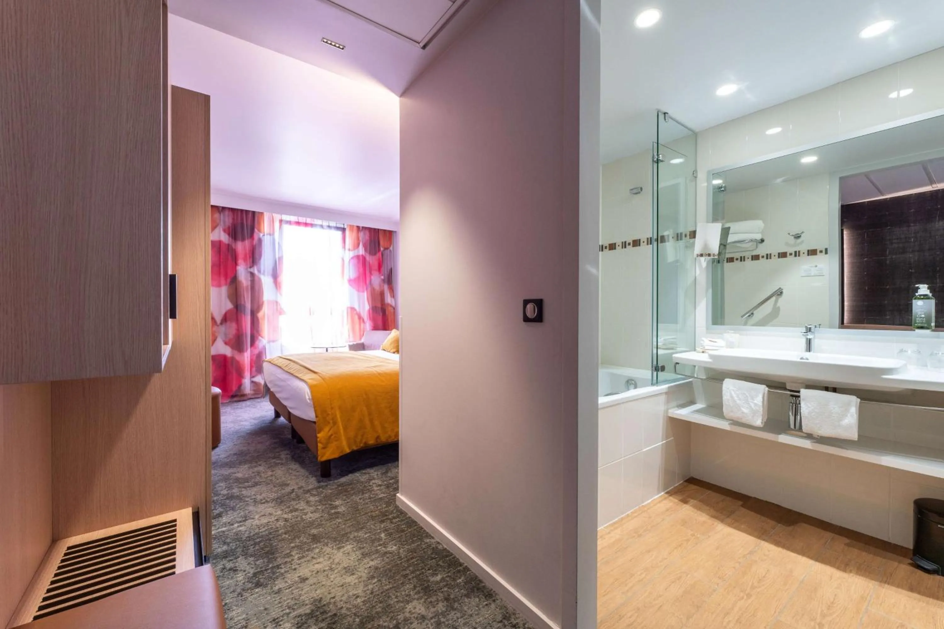 Bathroom, Bed in Best Western Premier Le Masq Hotel