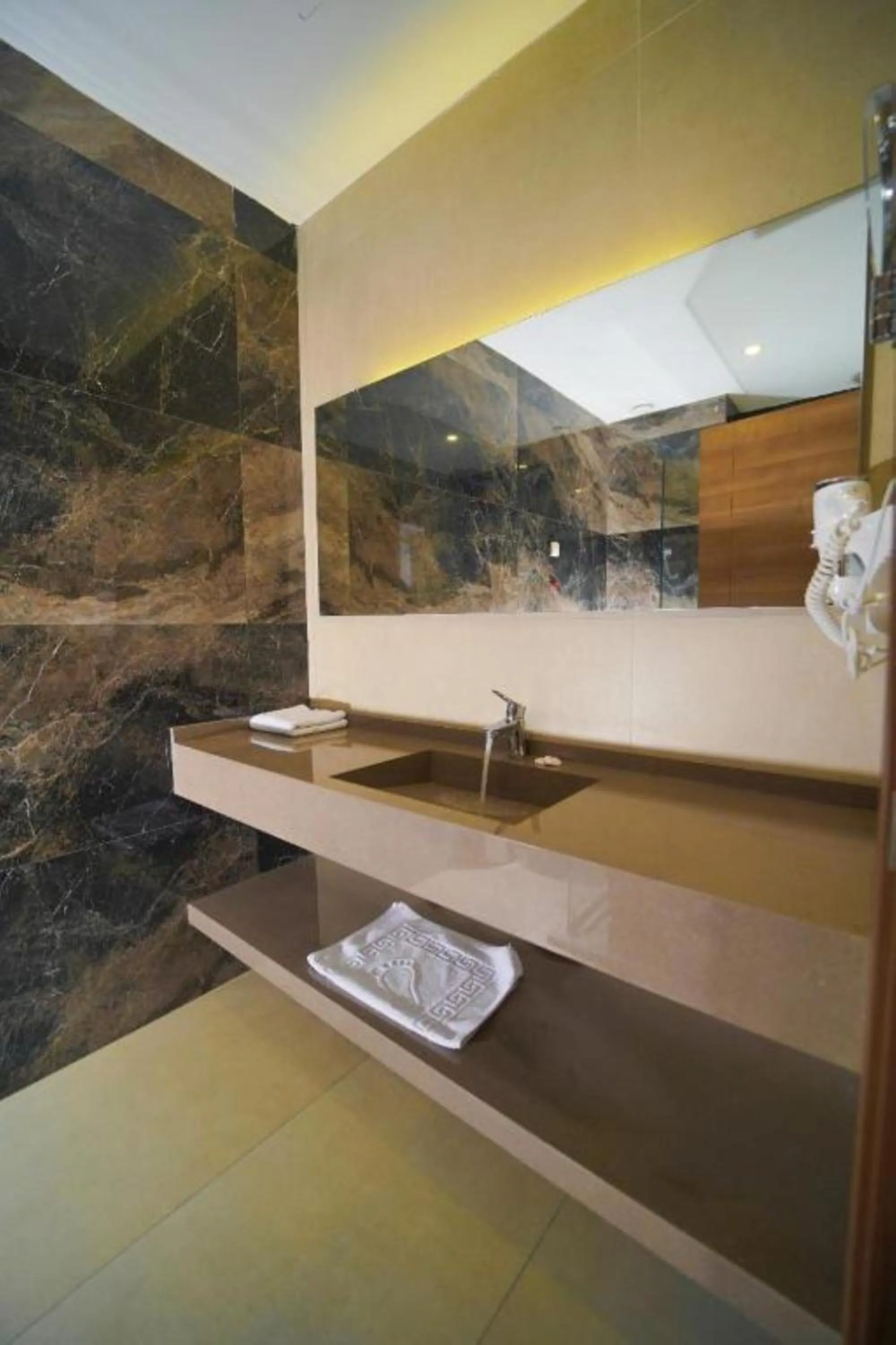 Bathroom in Darin Plaza Hotel